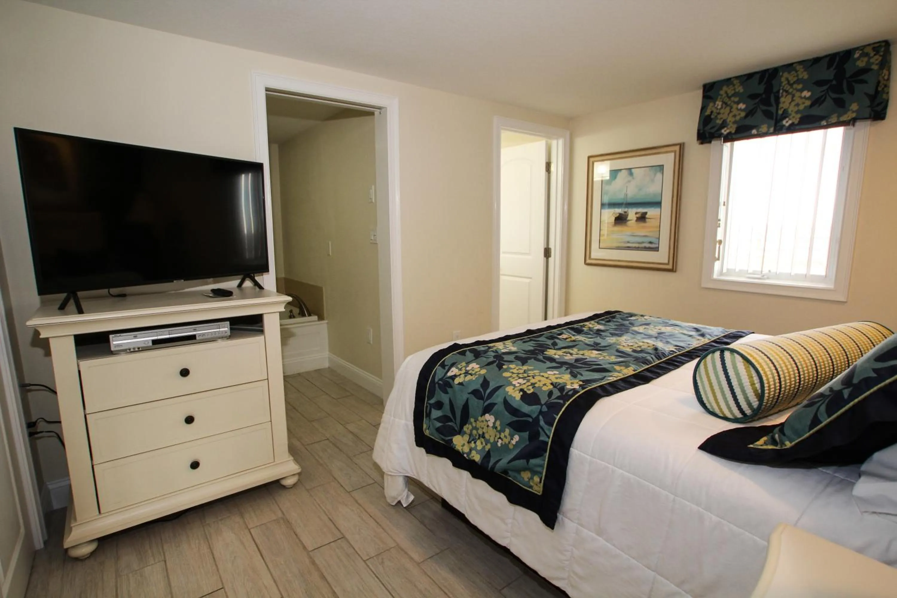 Bedroom, Bed in Ocean Club on Smuggler's Beach