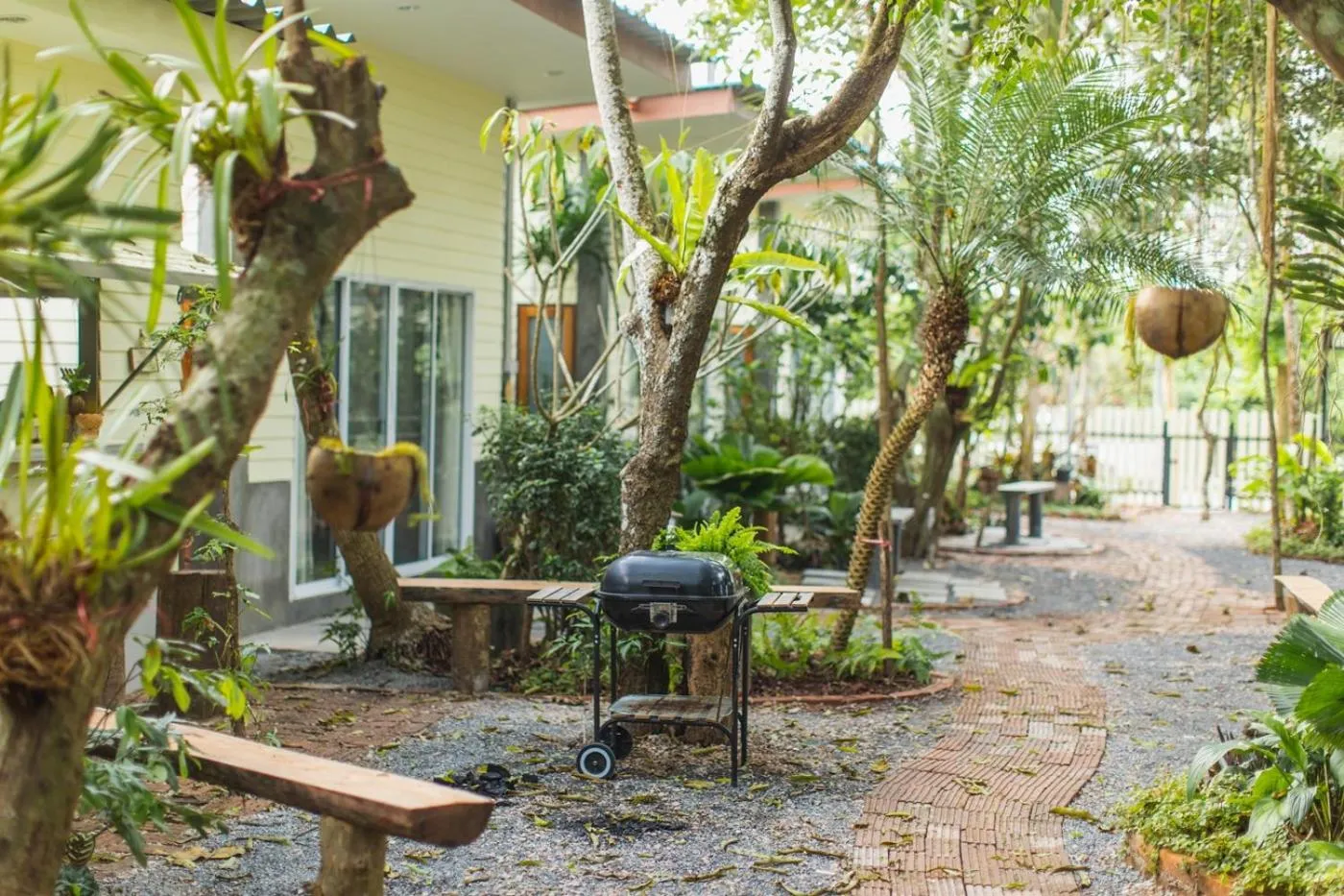 Property building in P's cottage บ้านพักในสวนสวย