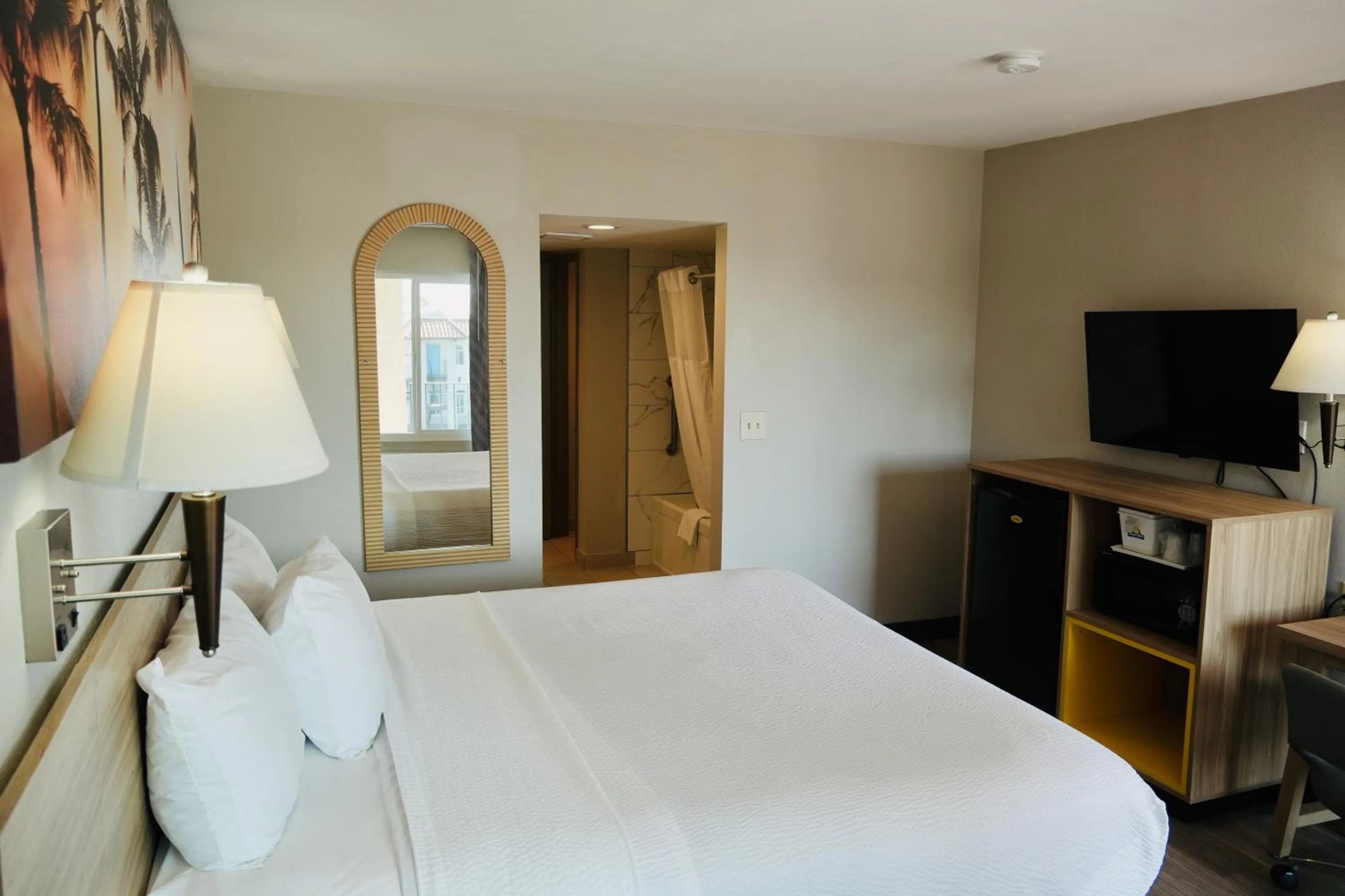 Bed in Days Inn by Wyndham Anaheim Near the Park