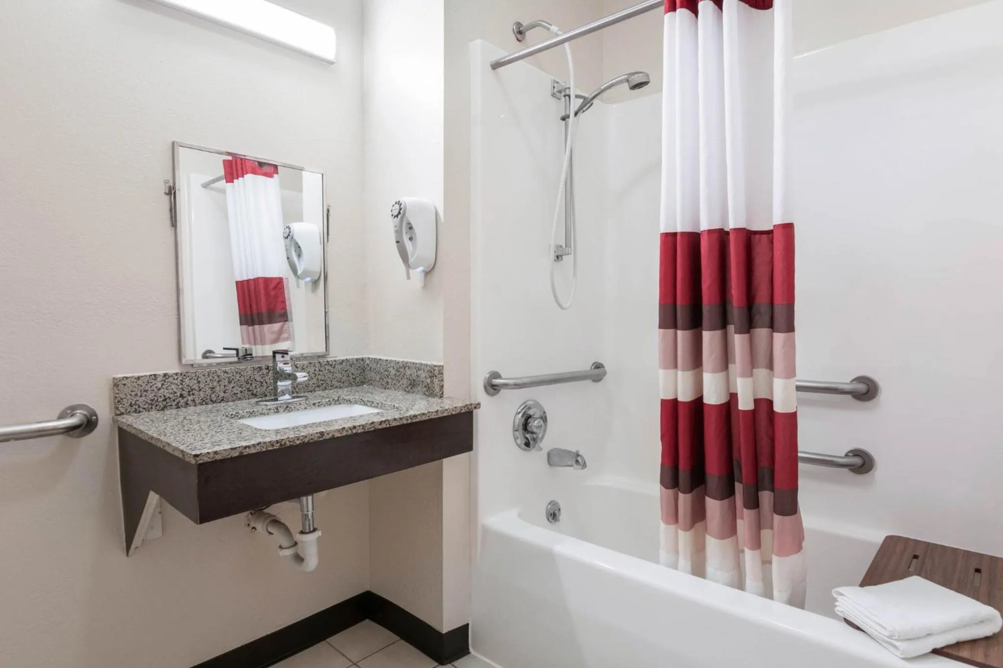 Bathroom in Red Roof Inn Richmond, KY