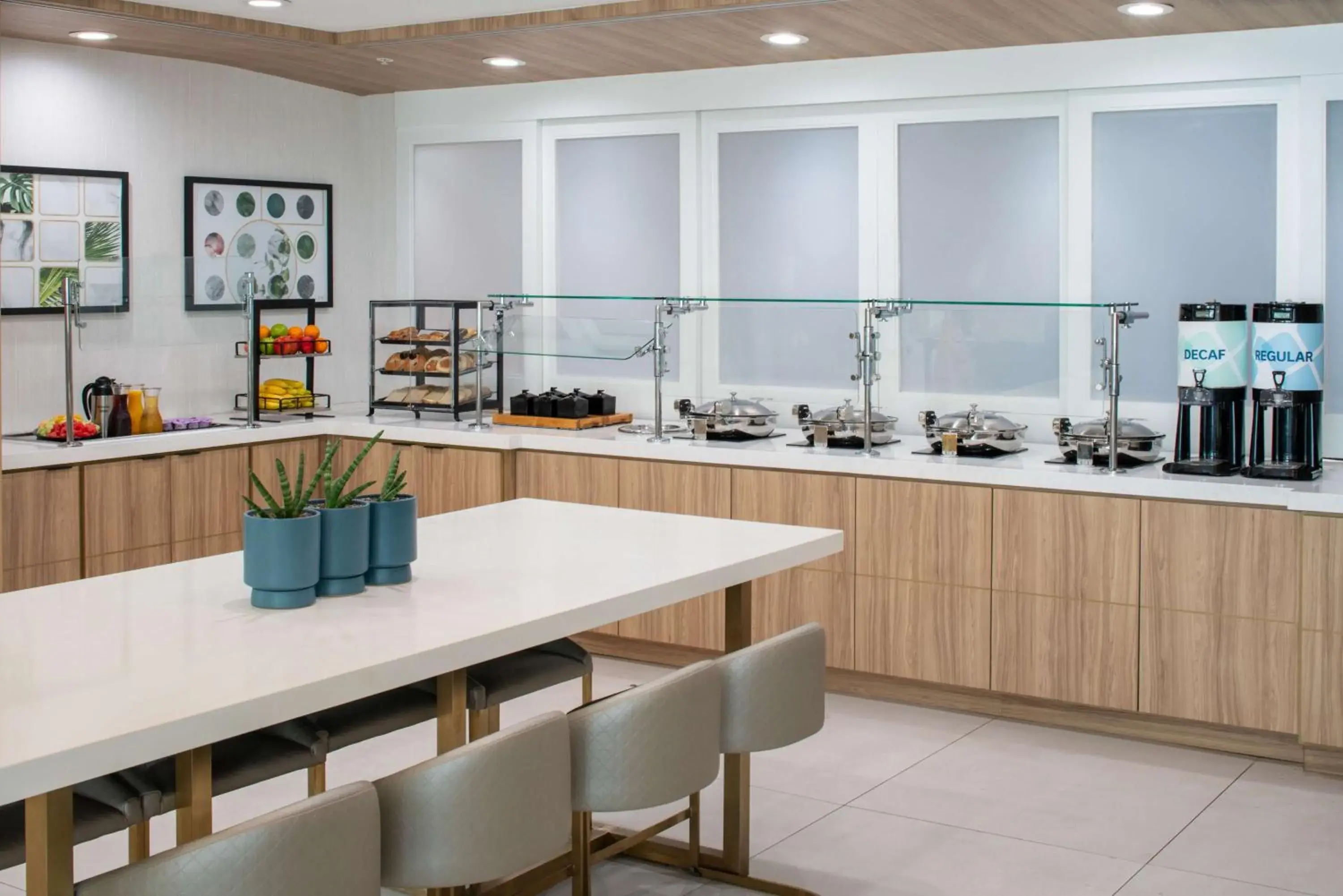 Restaurant/places to eat in Hilton Garden Inn Orlando Airport Restaurant/places to eat in Hilton Garden Inn Orlando Airport