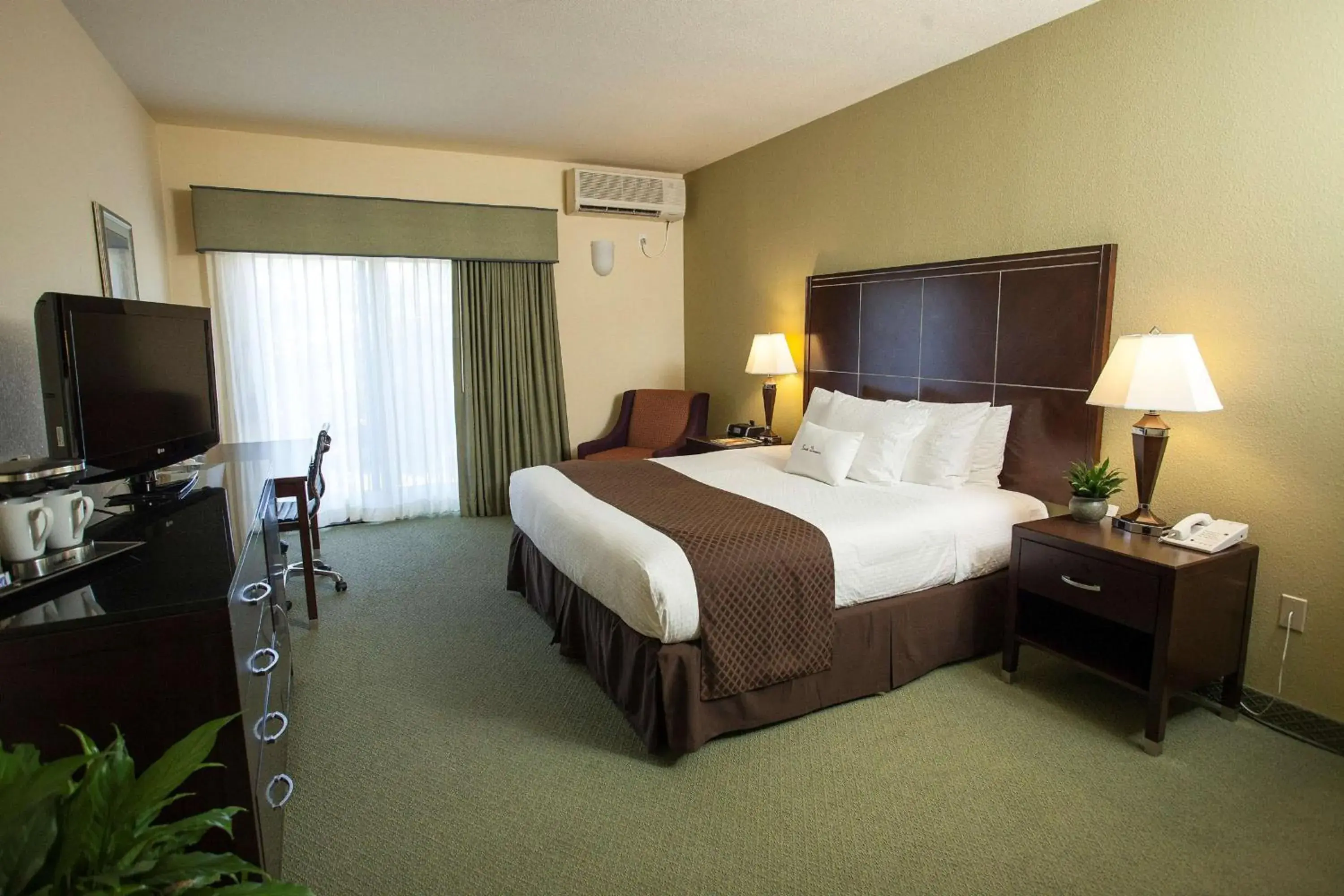 Bedroom, Bed in DoubleTree by Hilton Napa Valley - American Canyon Bedroom, Bed in DoubleTree by Hilton Napa Valley - American Canyon