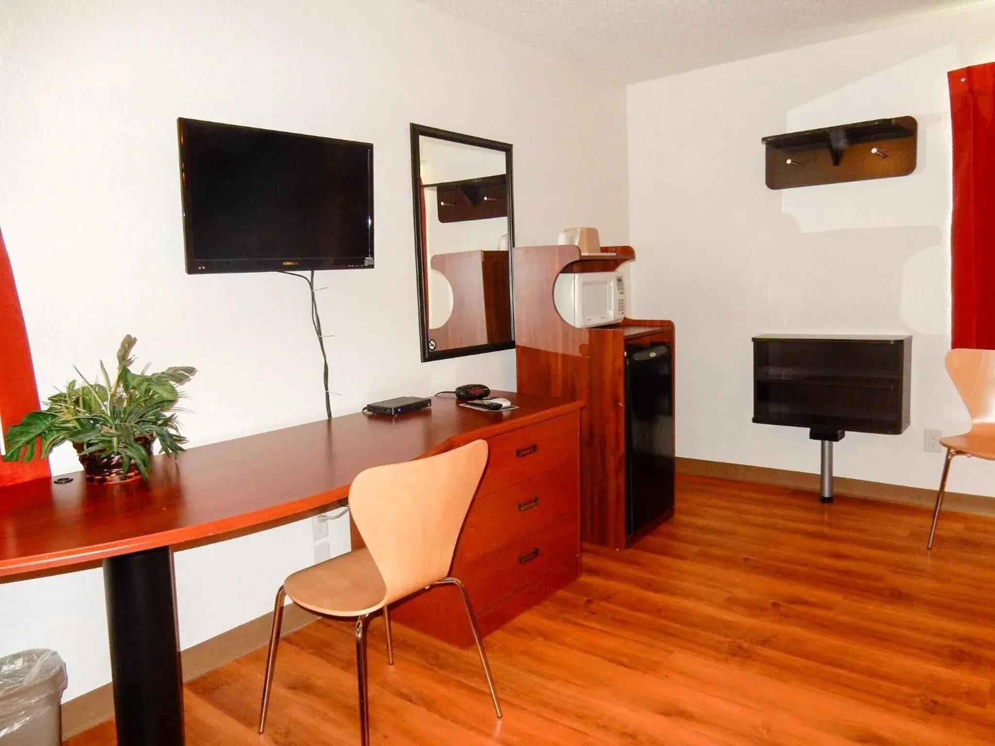 Photo of the whole room, TV/Entertainment Center in Ashley Inn Ponca City