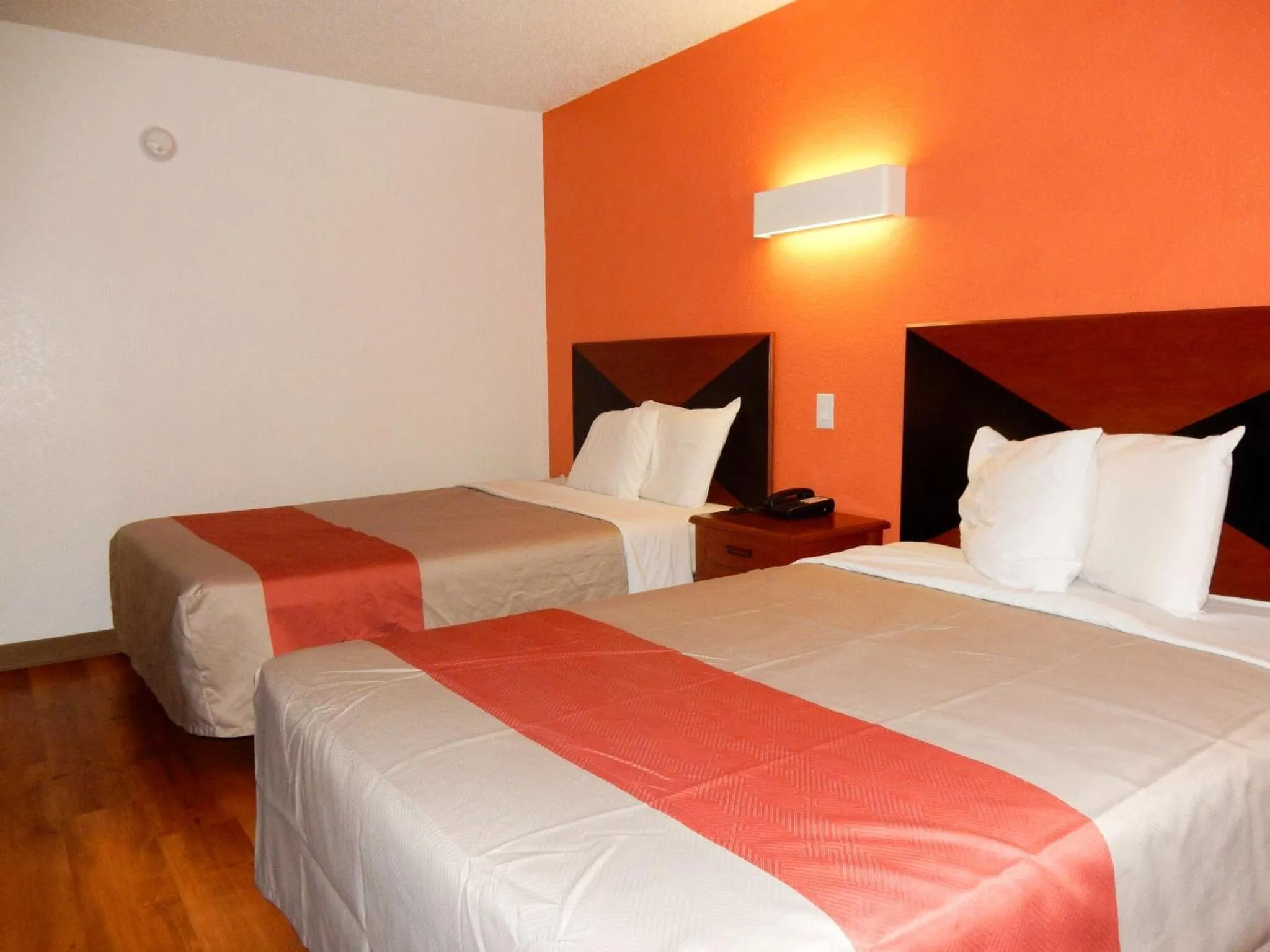 Photo of the whole room, Bed in Ashley Inn Ponca City