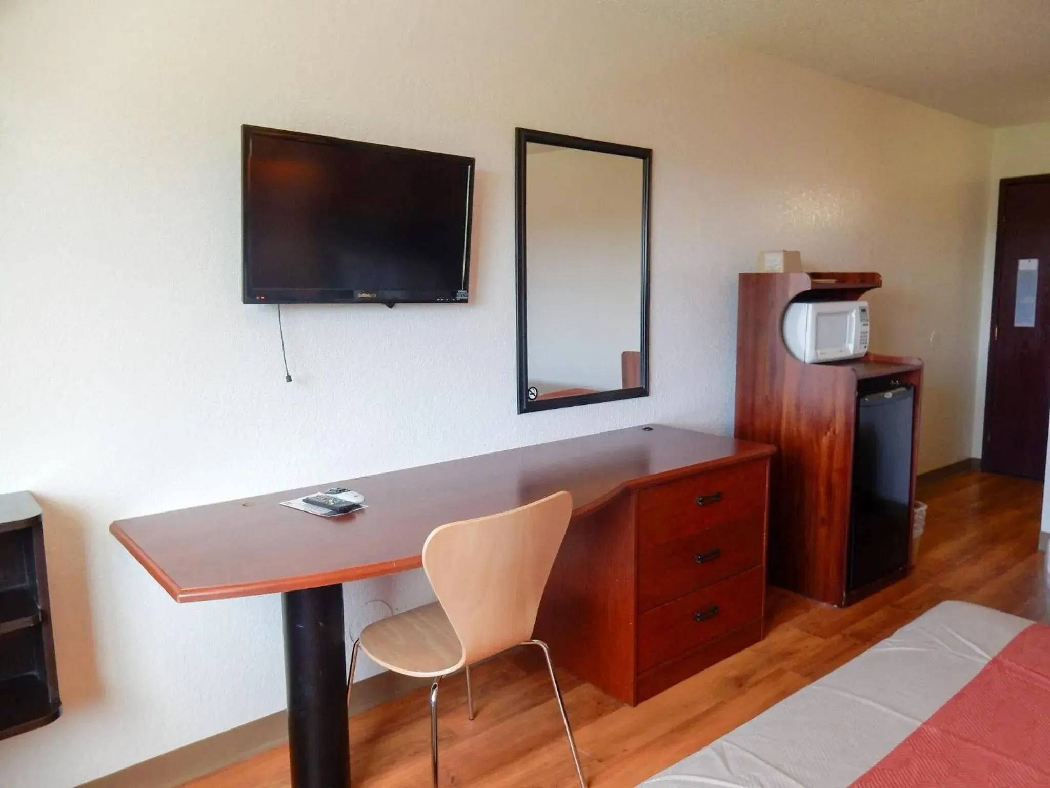 Photo of the whole room, TV/Entertainment Center in Ashley Inn Ponca City