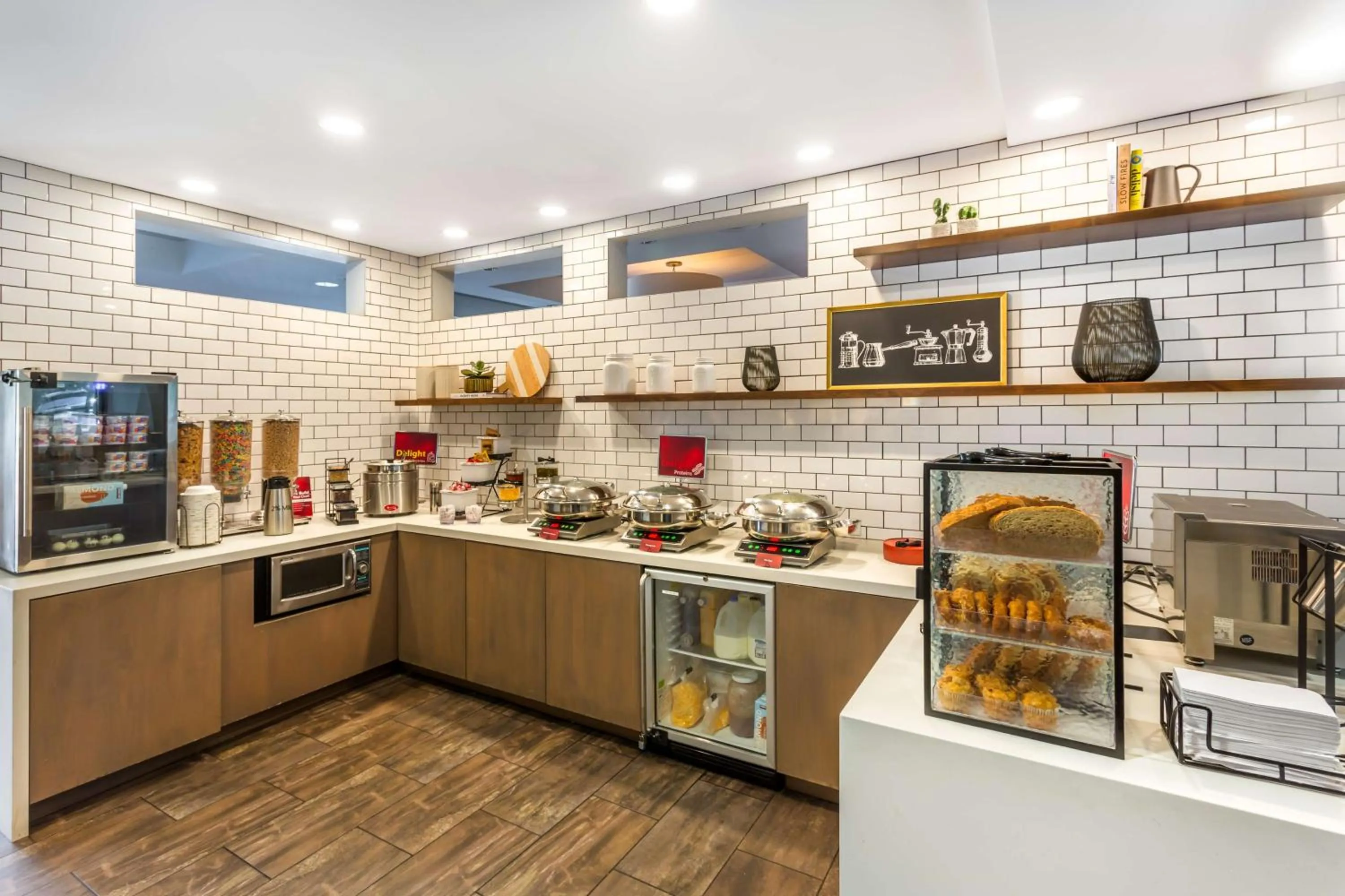 Breakfast in Best Western Plus Cotton Tree Inn