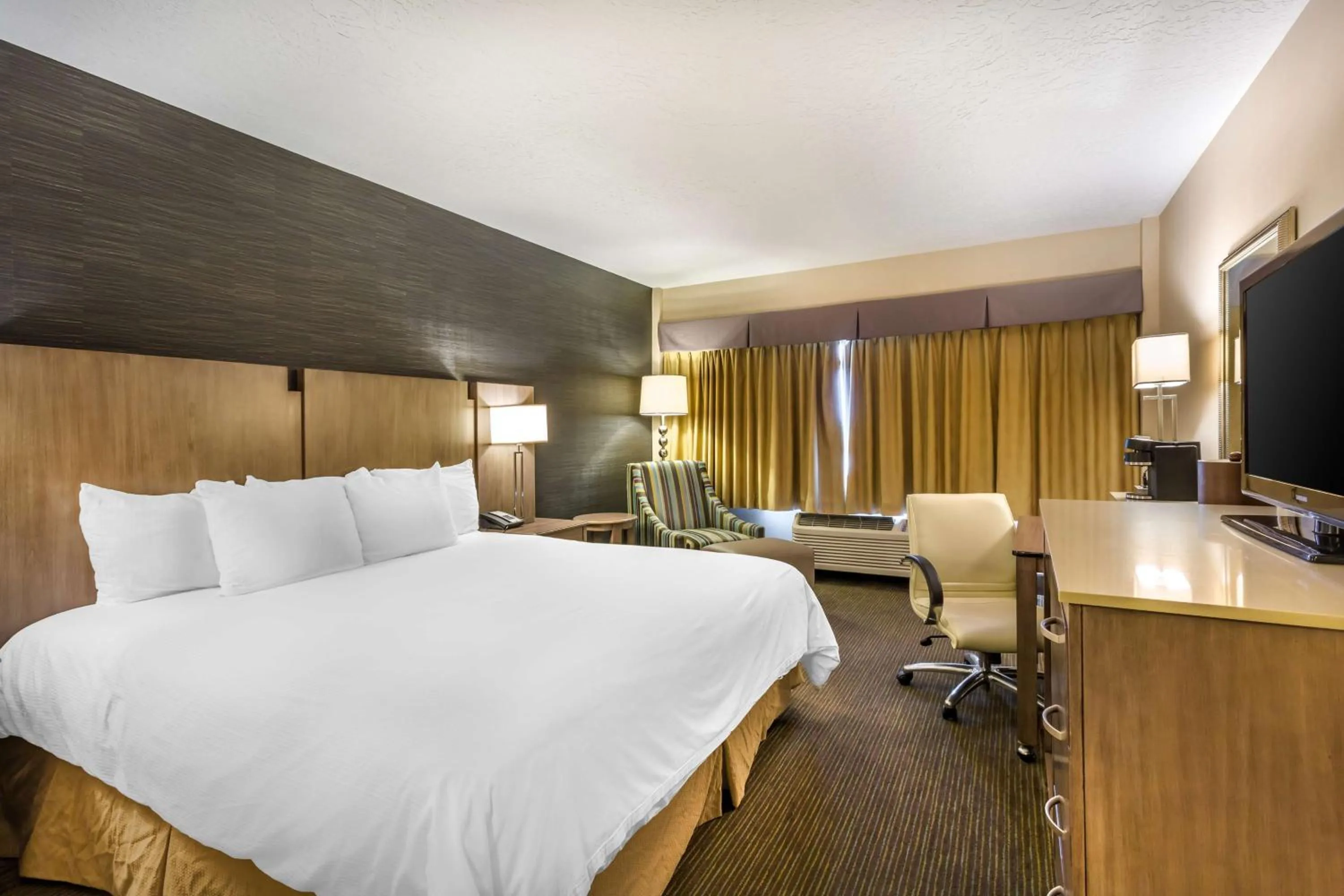 Bedroom, Bed in Best Western Plus Cotton Tree Inn