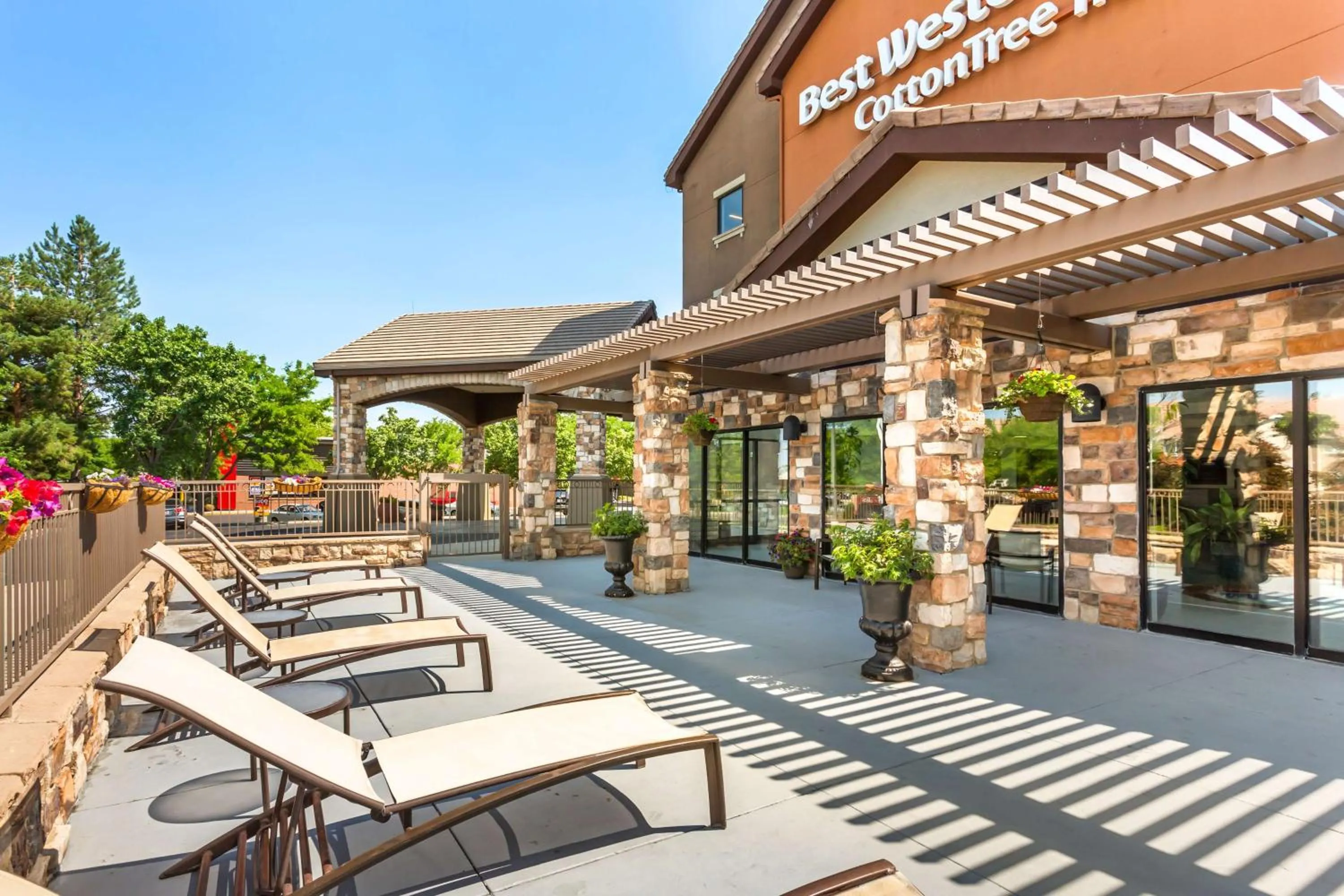 Property building in Best Western Plus Cotton Tree Inn