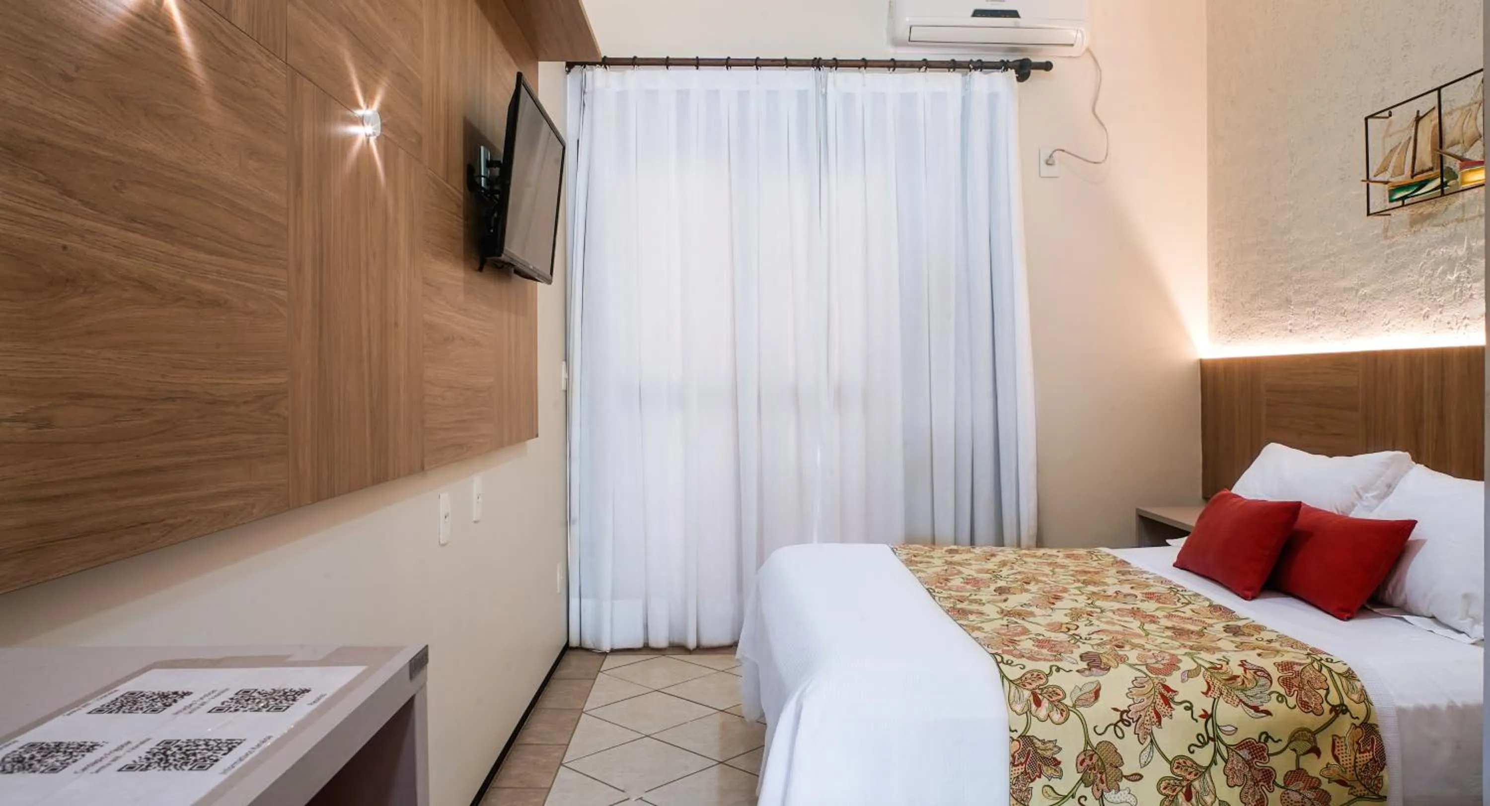 Bed in Kanaloa Pousada