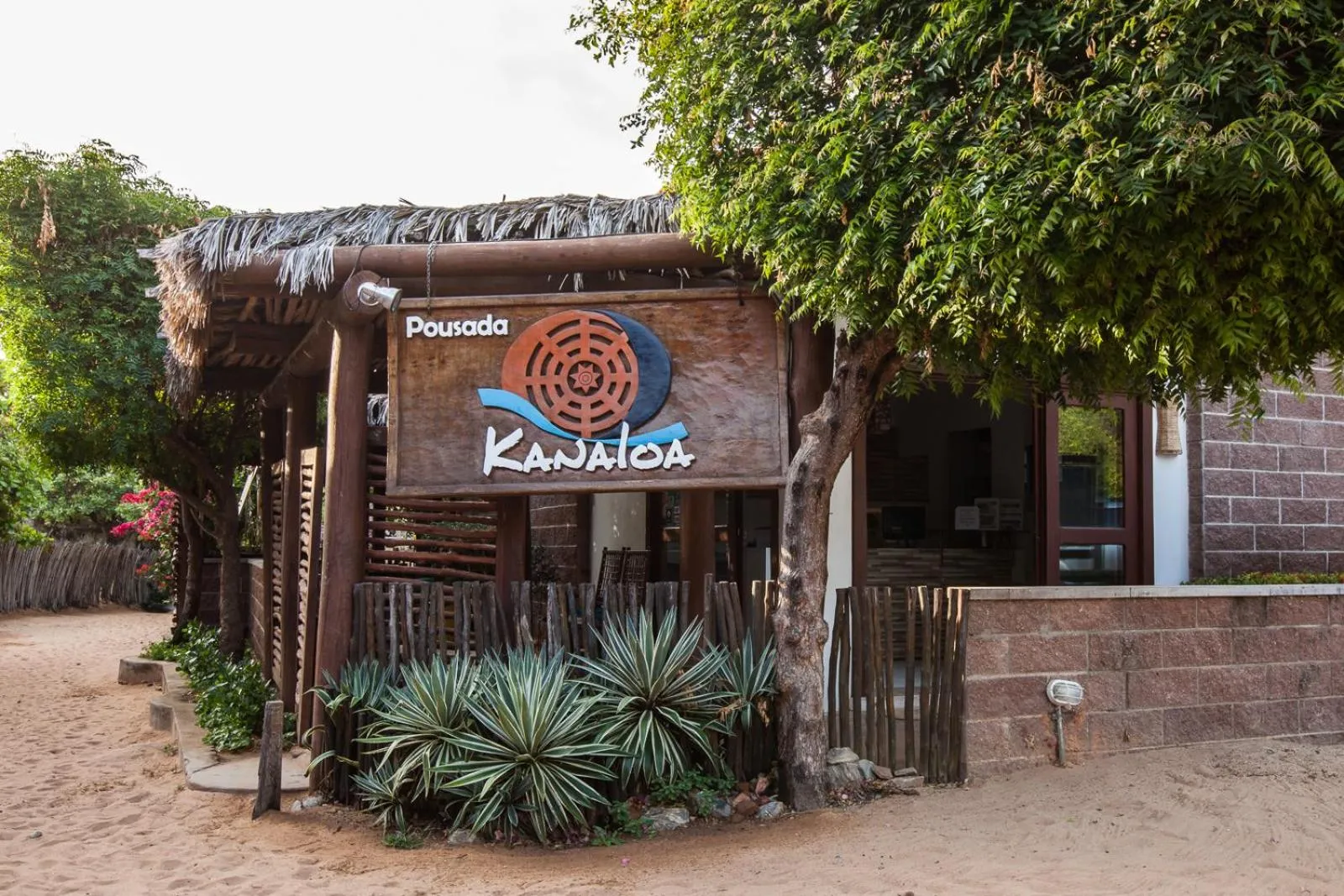 Facade/entrance in Kanaloa Pousada