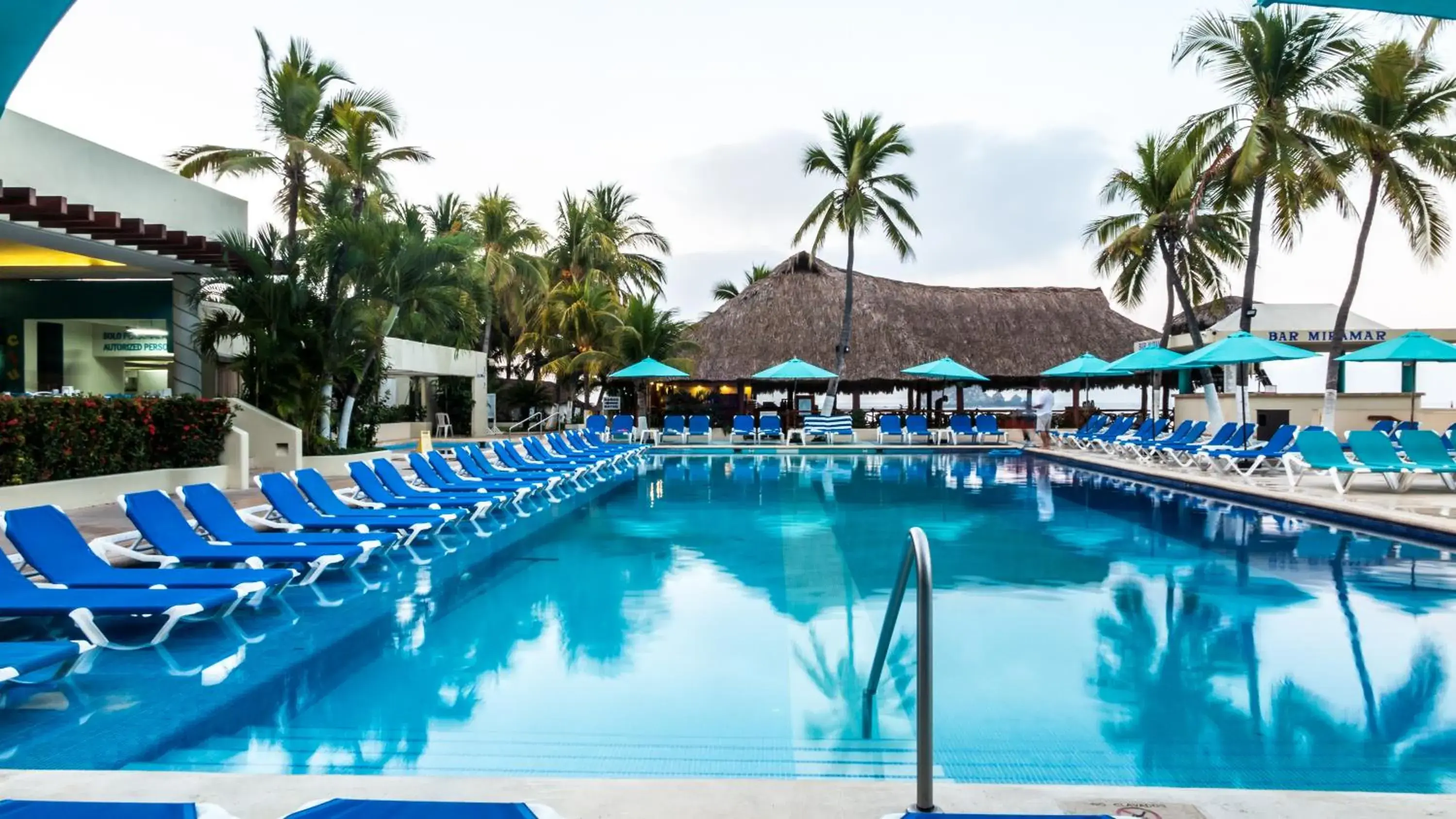 Swimming pool in Fontan Ixtapa Swimming pool in Fontan Ixtapa