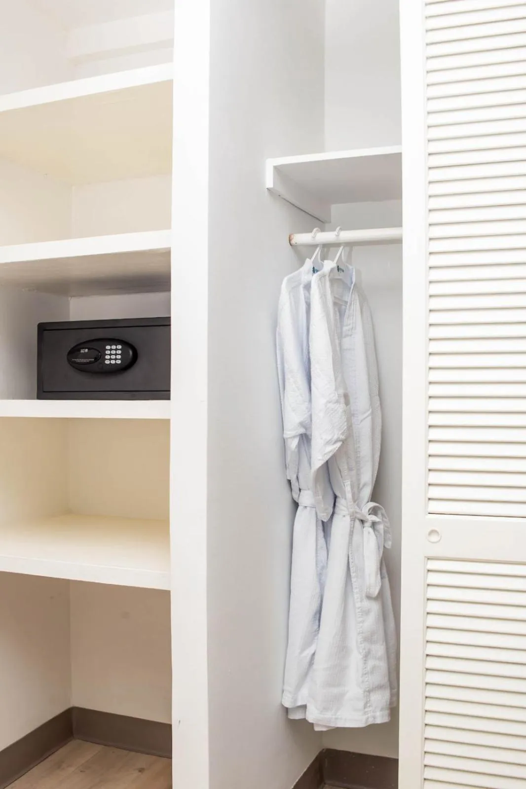 wardrobe in Fontan Ixtapa