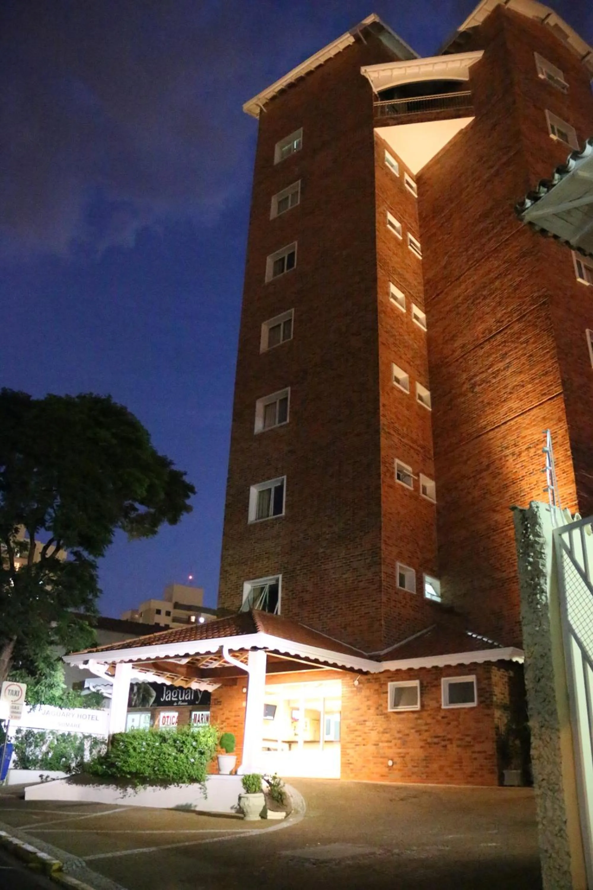 Facade/entrance in Jaguary Hotel Sumaré