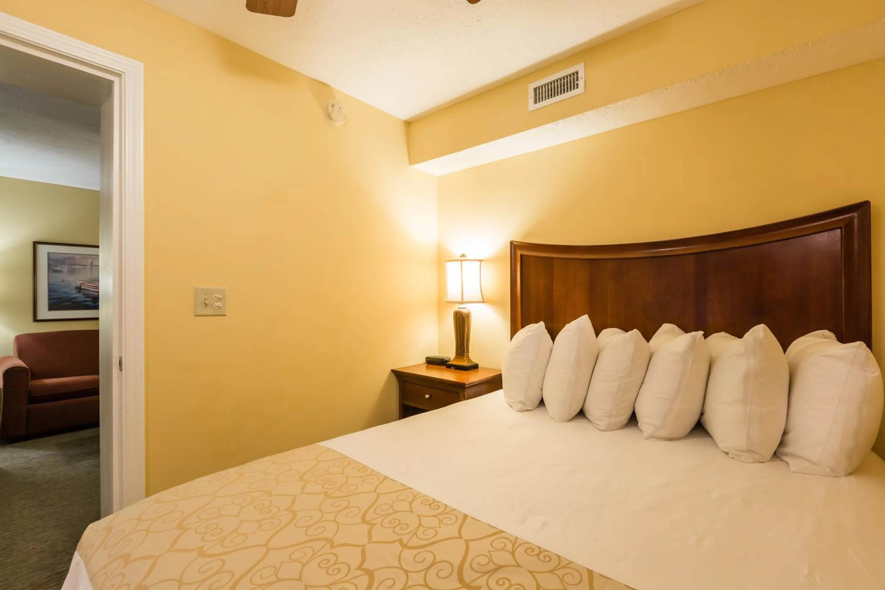 Bedroom, Bed in Jade Tree Cove