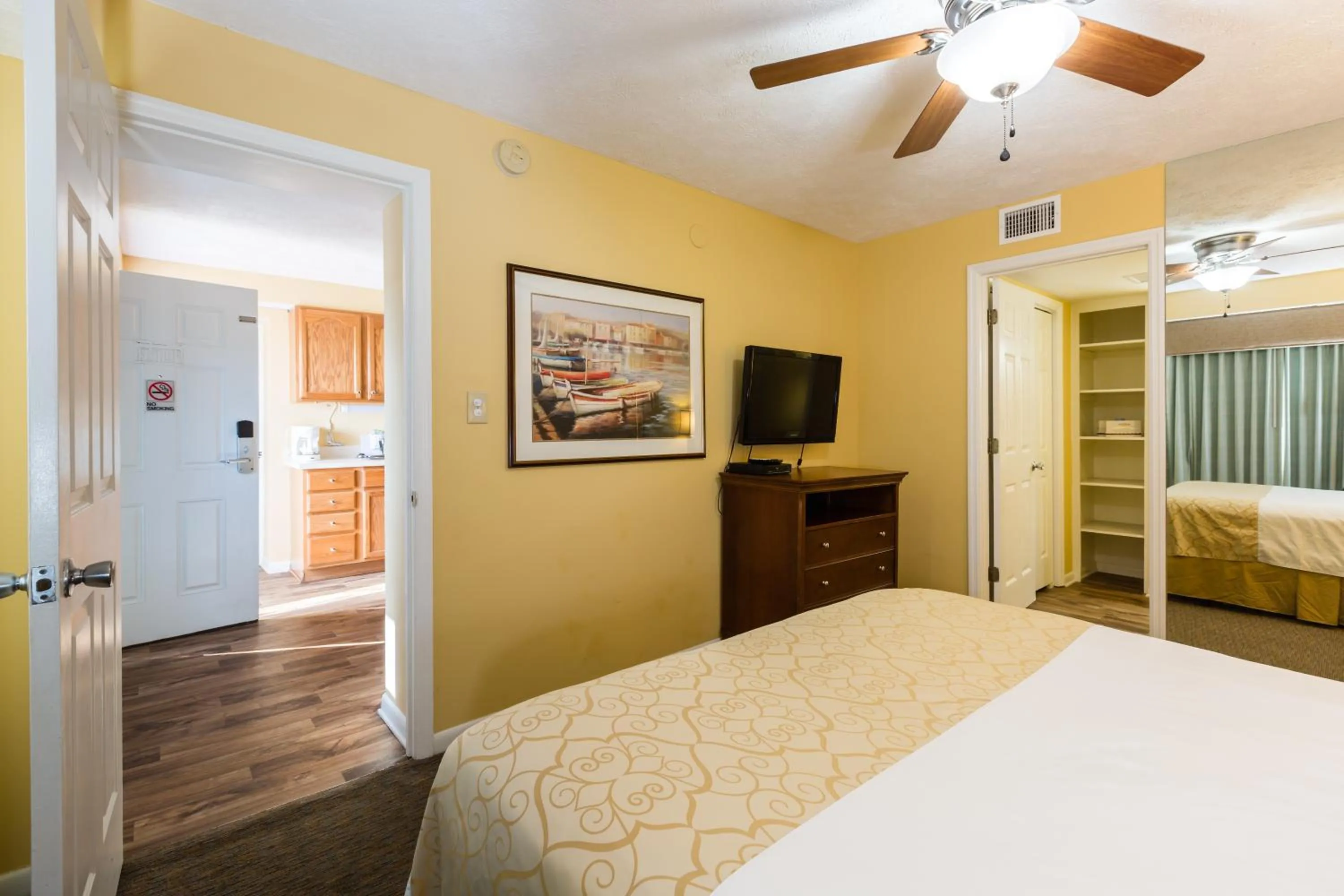 Bedroom, Bed in Jade Tree Cove