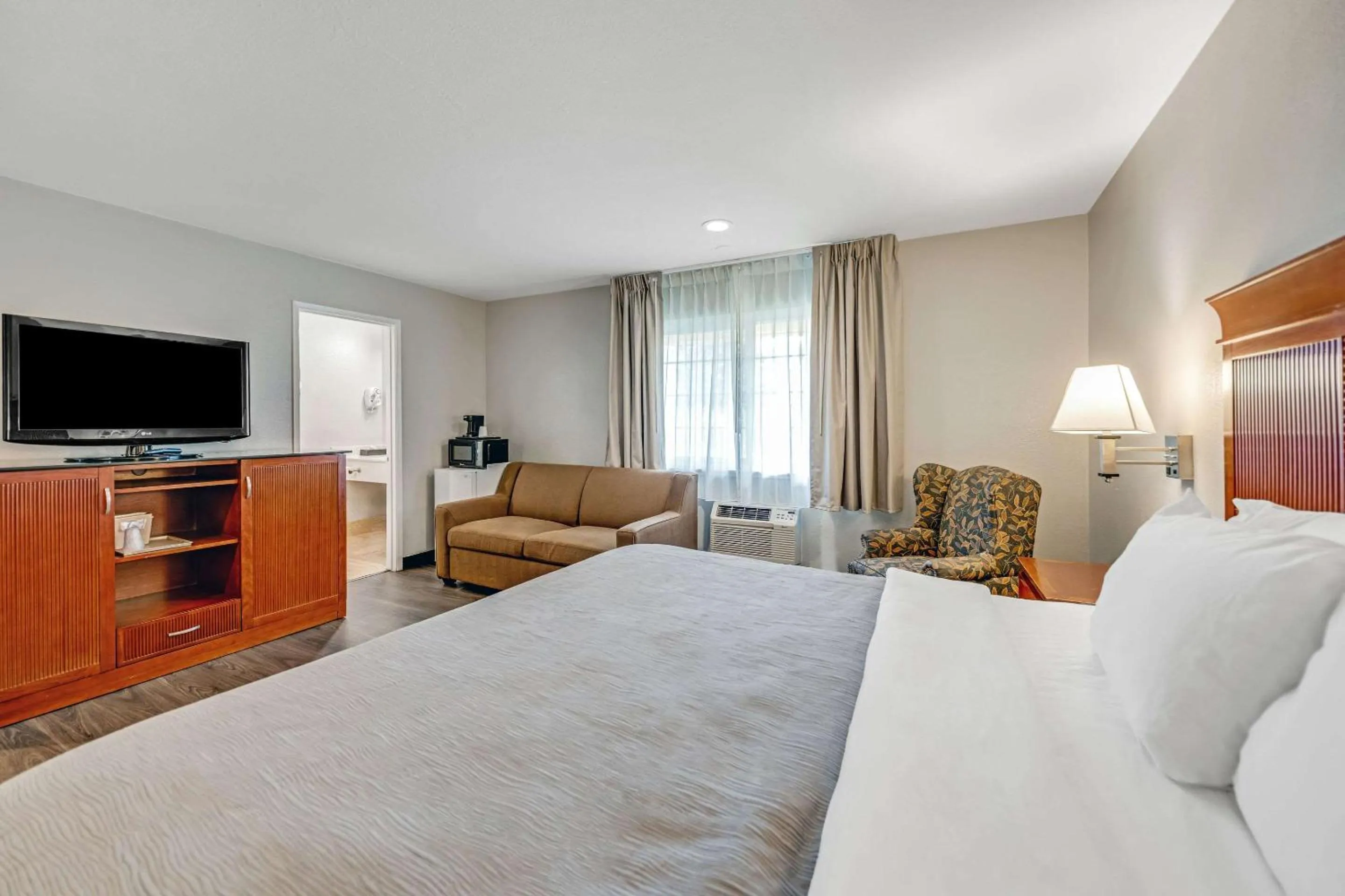 Bedroom, Bed in Quality Inn Santa Cruz Downtown Area