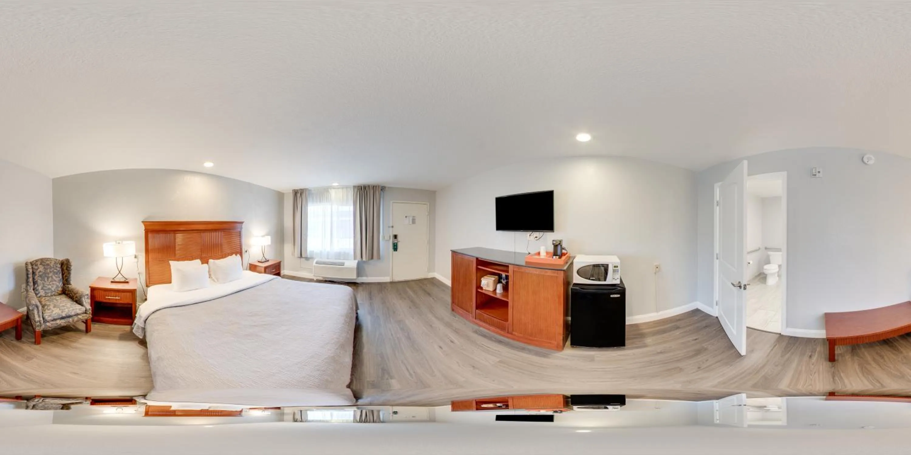 Photo of the whole room, Bed in Quality Inn Santa Cruz Downtown Area