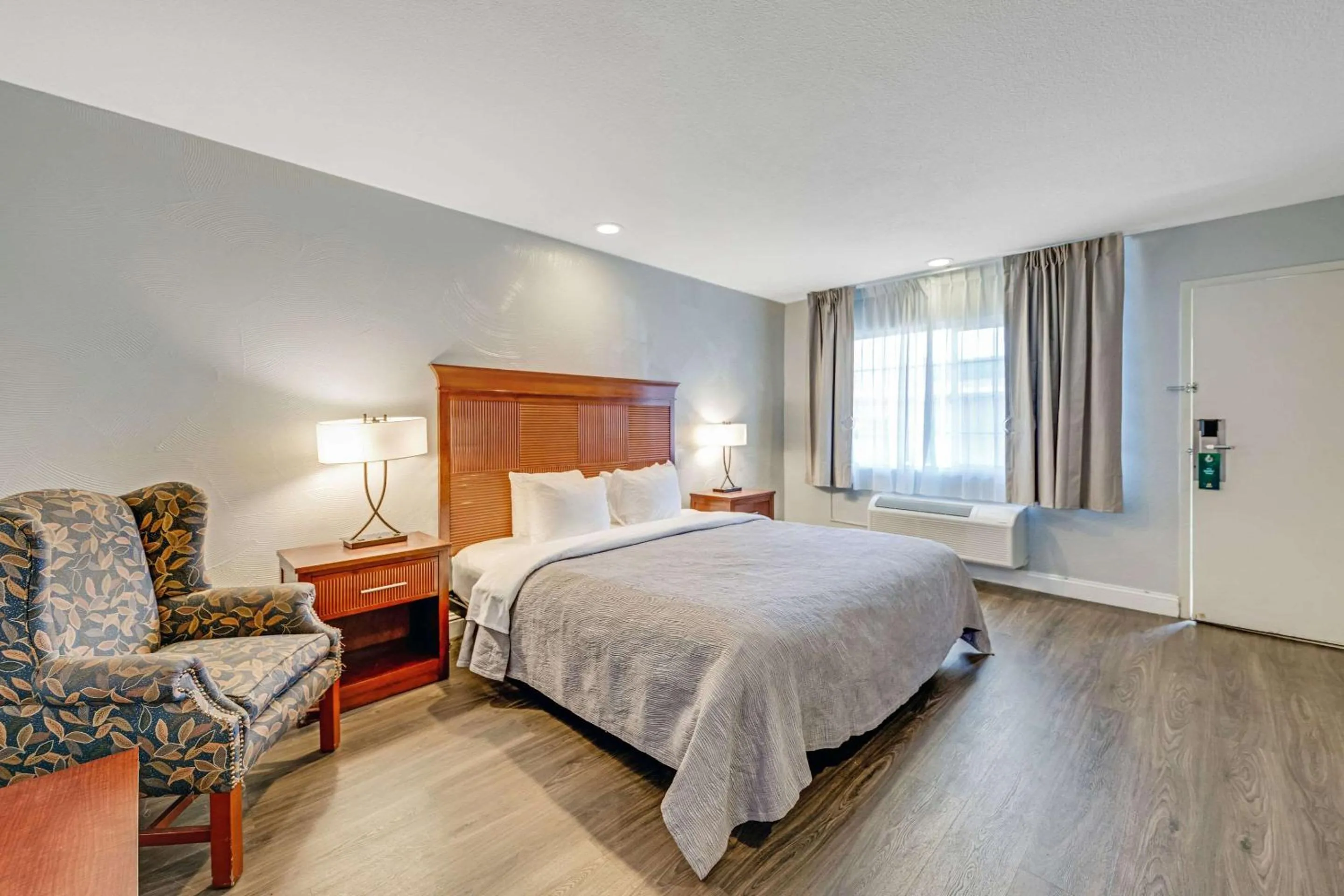 Bedroom, Bed in Quality Inn Santa Cruz Downtown Area