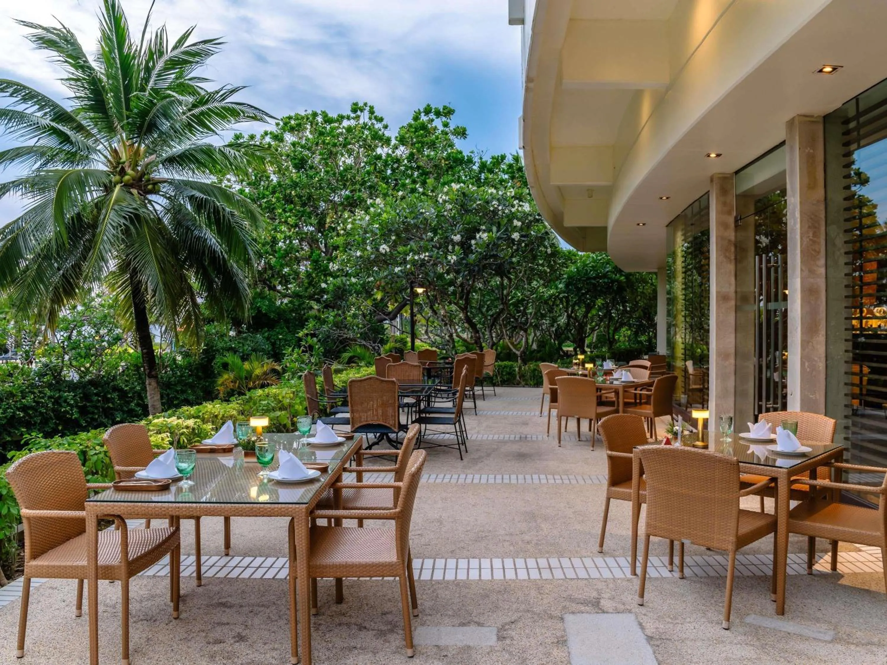 Restaurant/places to eat in Pullman Phuket Karon Beach Resort