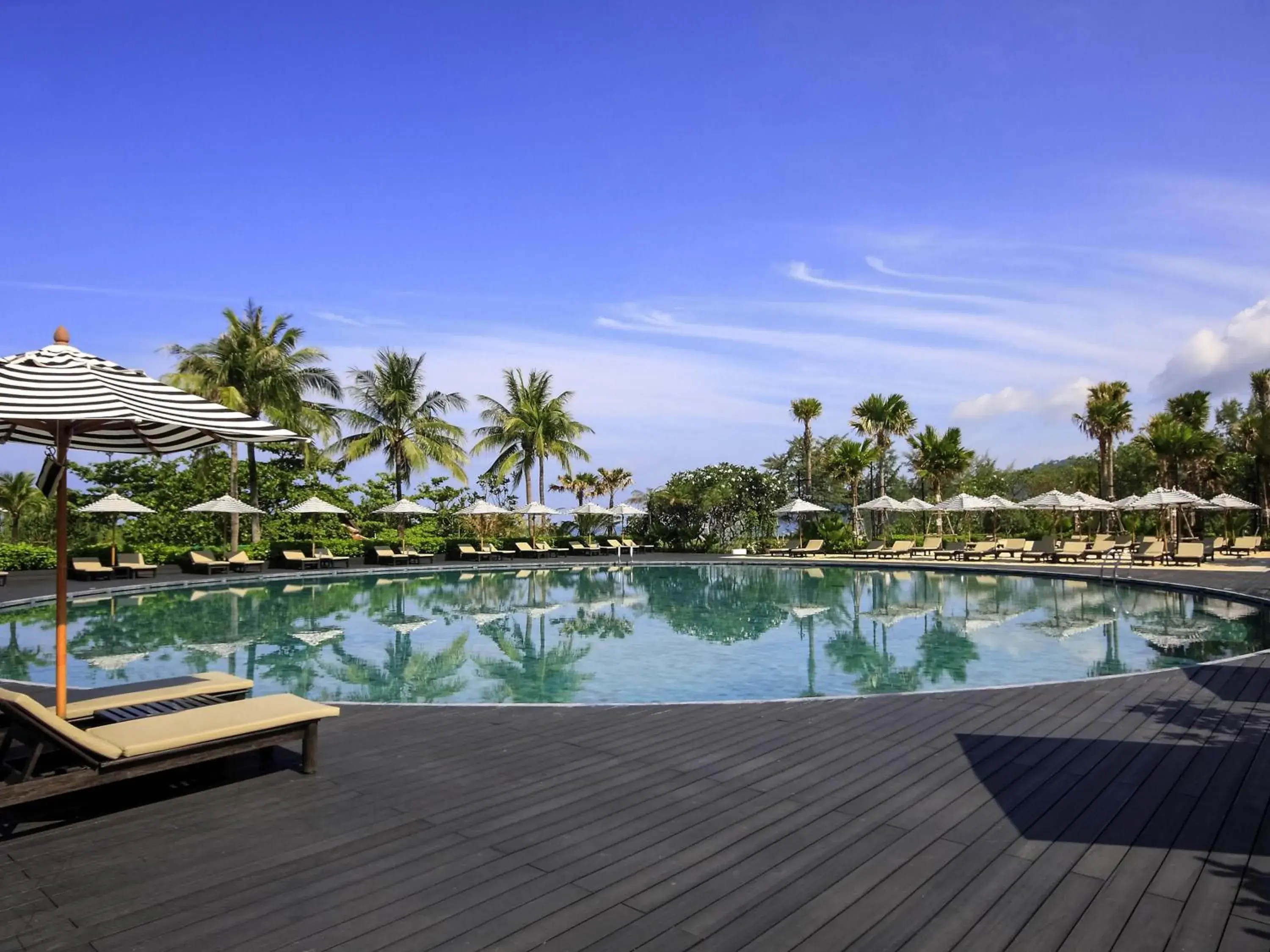 Pool view in Pullman Phuket Karon Beach Resort Pool view in Pullman Phuket Karon Beach Resort