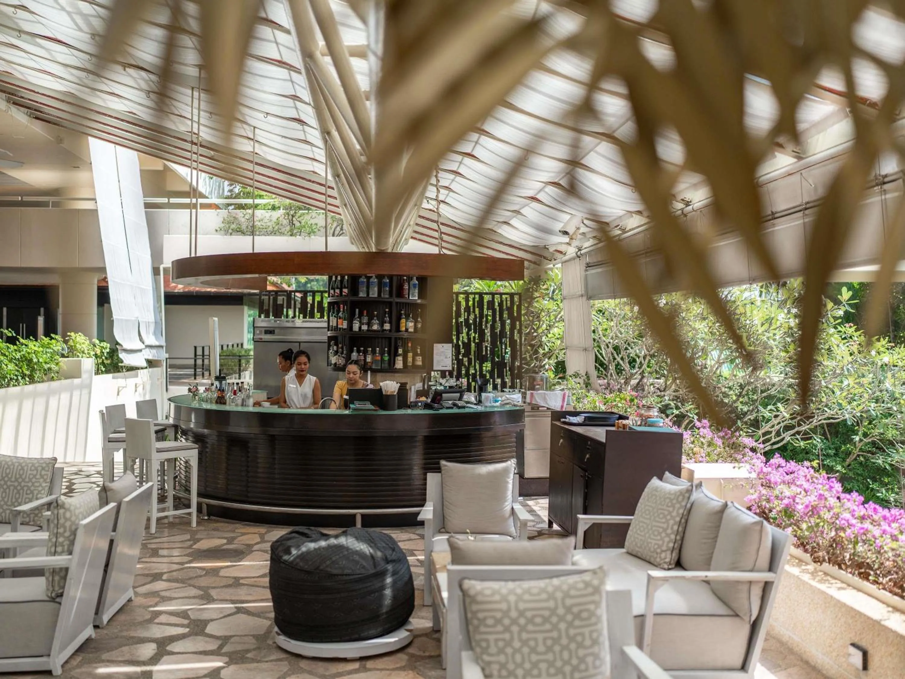 Lounge or bar in Pullman Phuket Karon Beach Resort