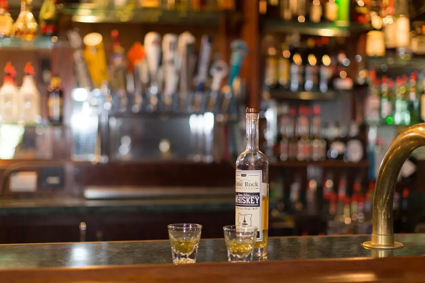 Lounge or bar in Rogue Regency Inn & Suites Lounge or bar in Rogue Regency Inn & Suites