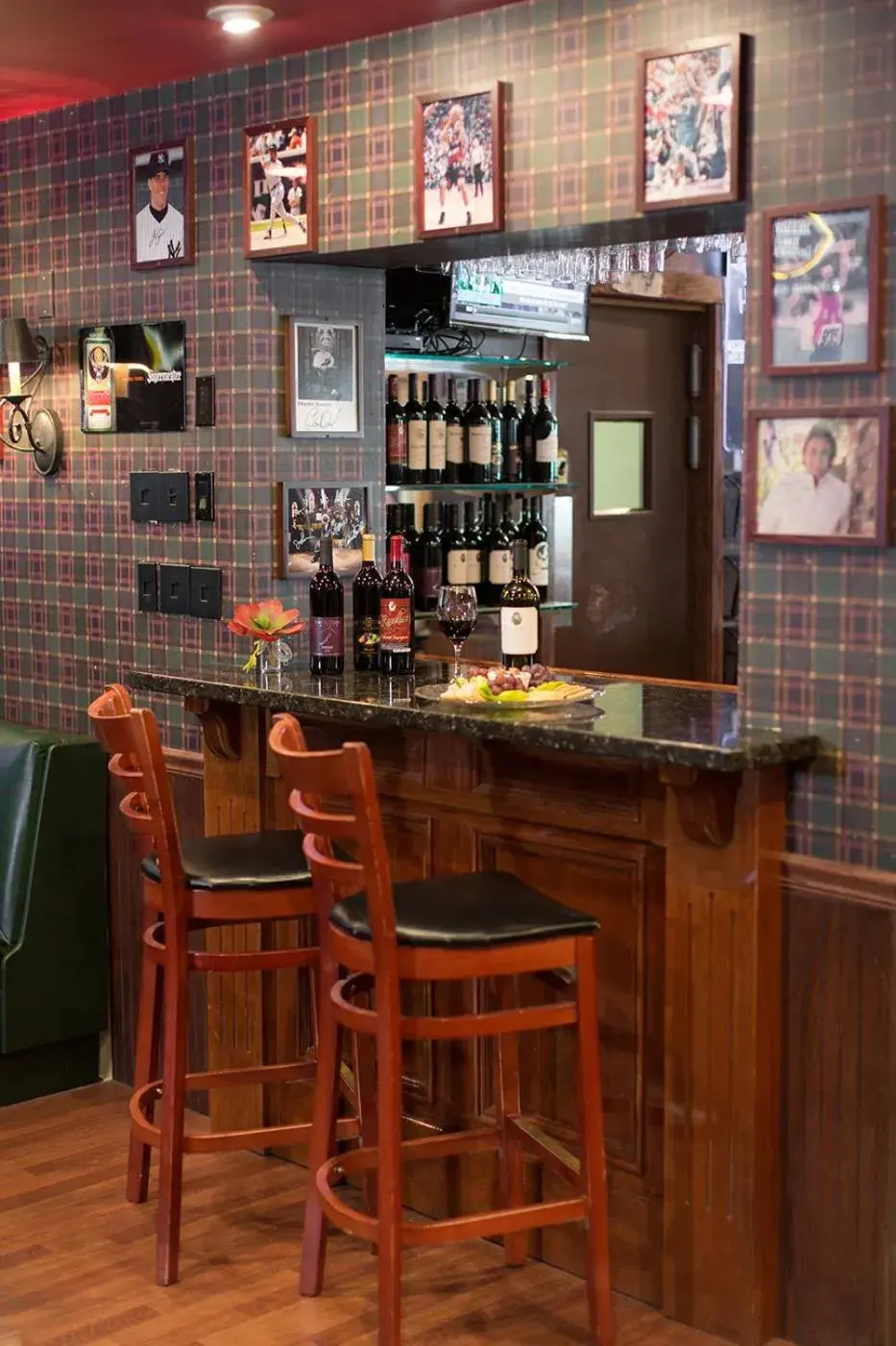 Lounge or bar in Rogue Regency Inn & Suites Lounge or bar in Rogue Regency Inn & Suites