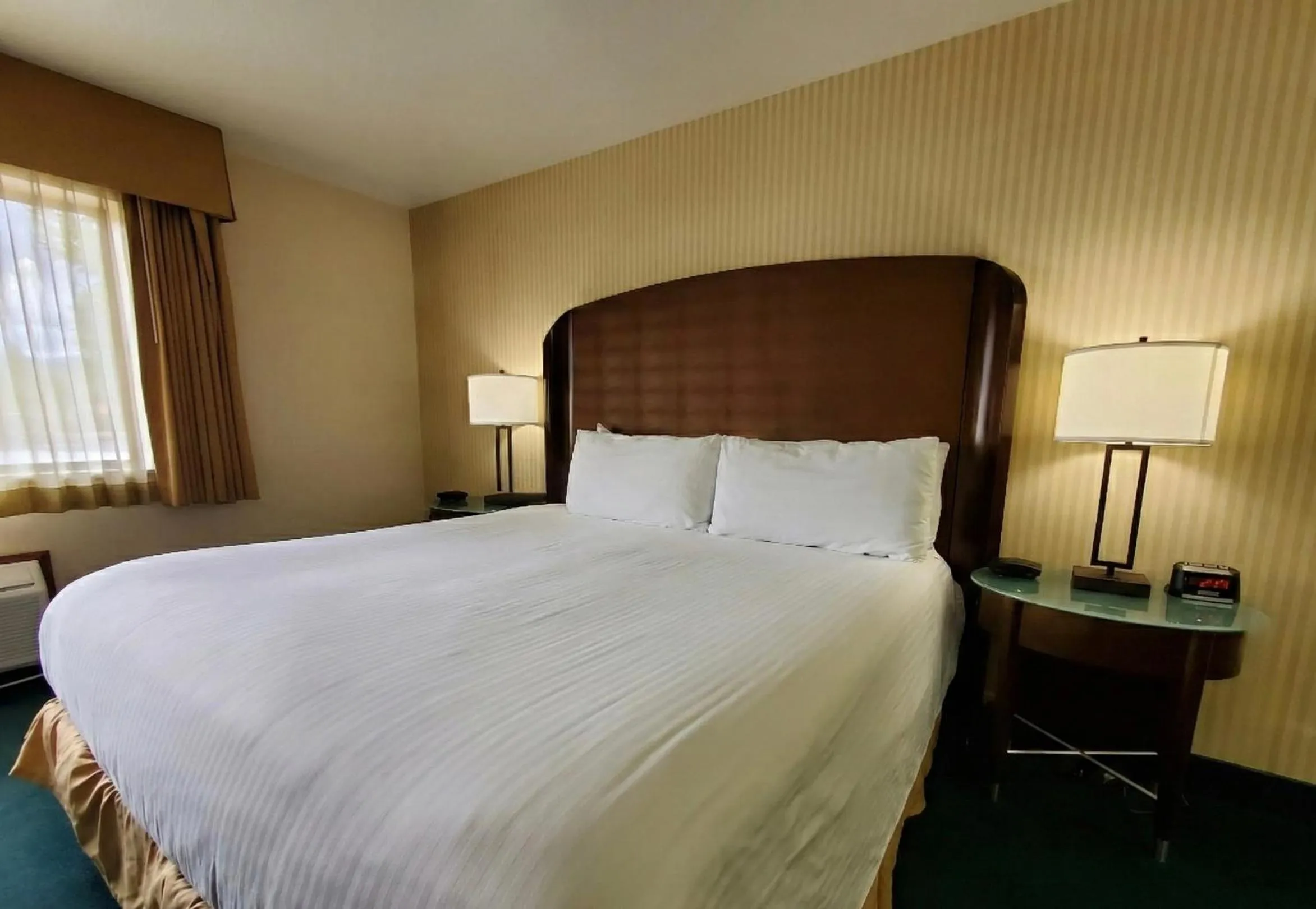 Bedroom, Bed in Rogue Regency Inn Medford Airport