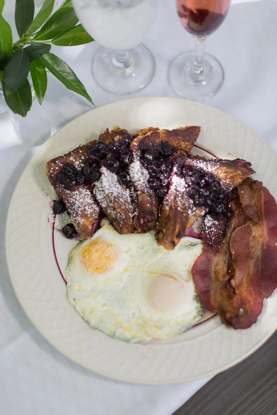 Breakfast in Rogue Regency Inn & Suites