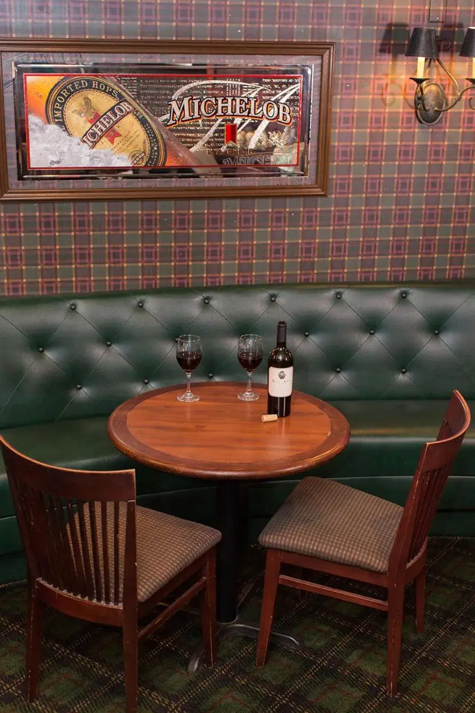 Lounge or bar in Rogue Regency Inn & Suites Lounge or bar in Rogue Regency Inn & Suites