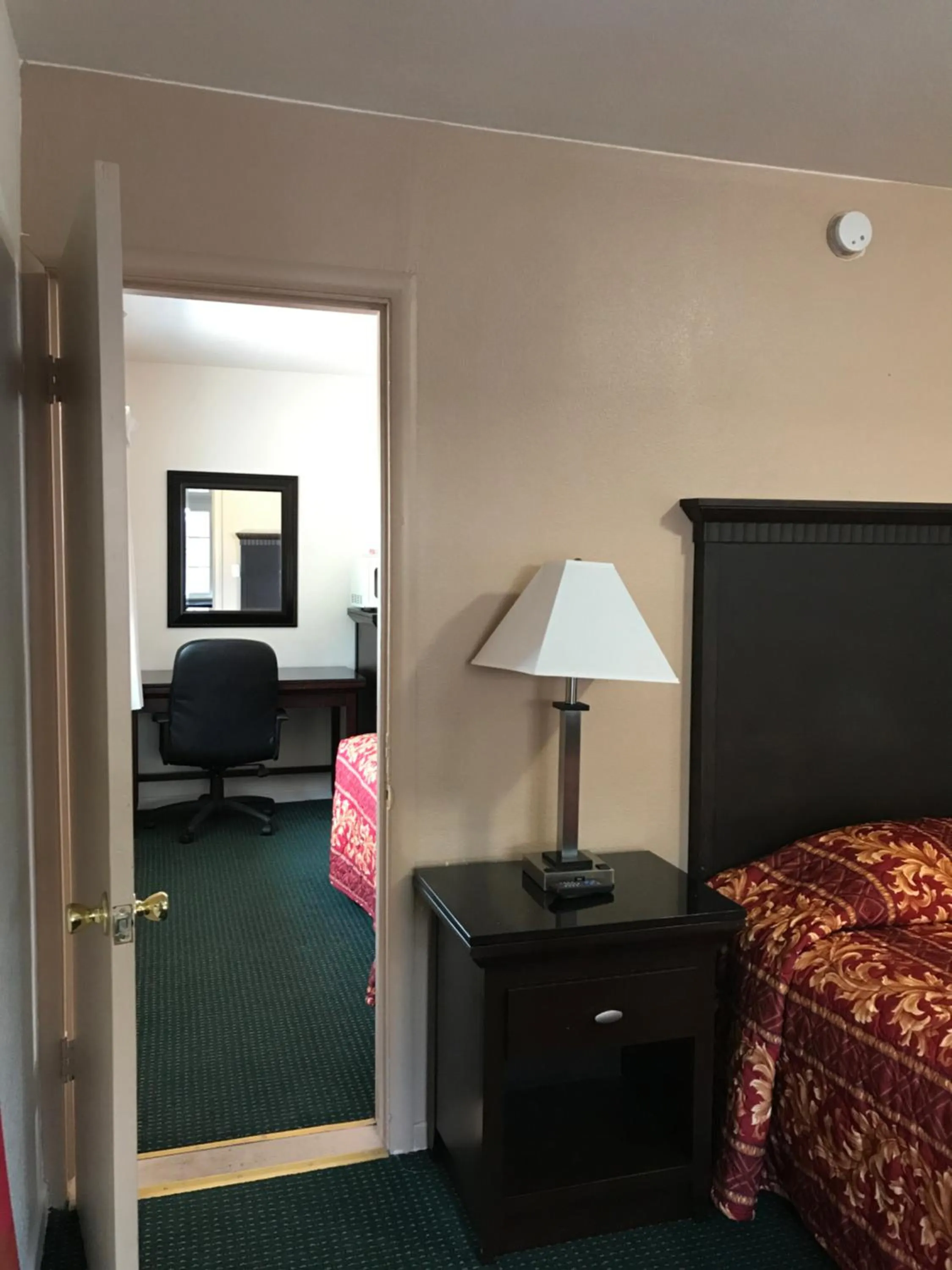 Bed in Townhouse Motel