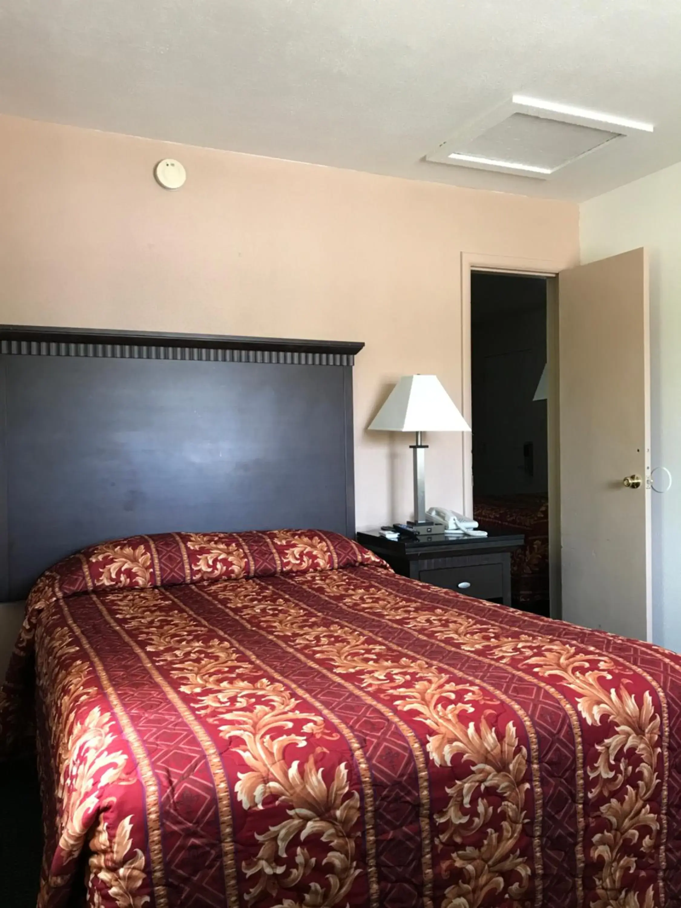 Deluxe Family Room in Townhouse Motel Deluxe Family Room in Townhouse Motel