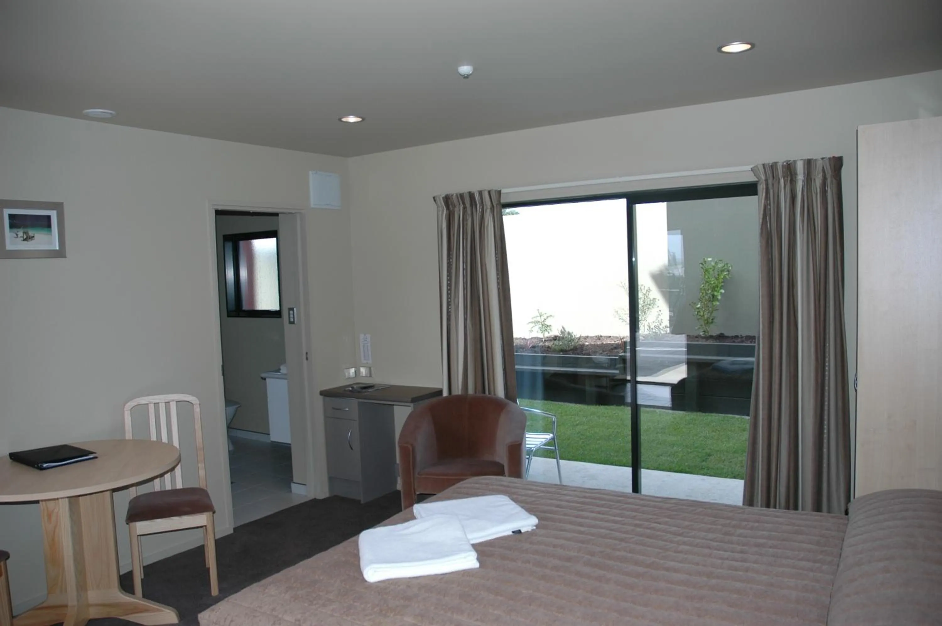 Kitchen or kitchenette, Bed in Kaikoura Gateway Motor Lodge