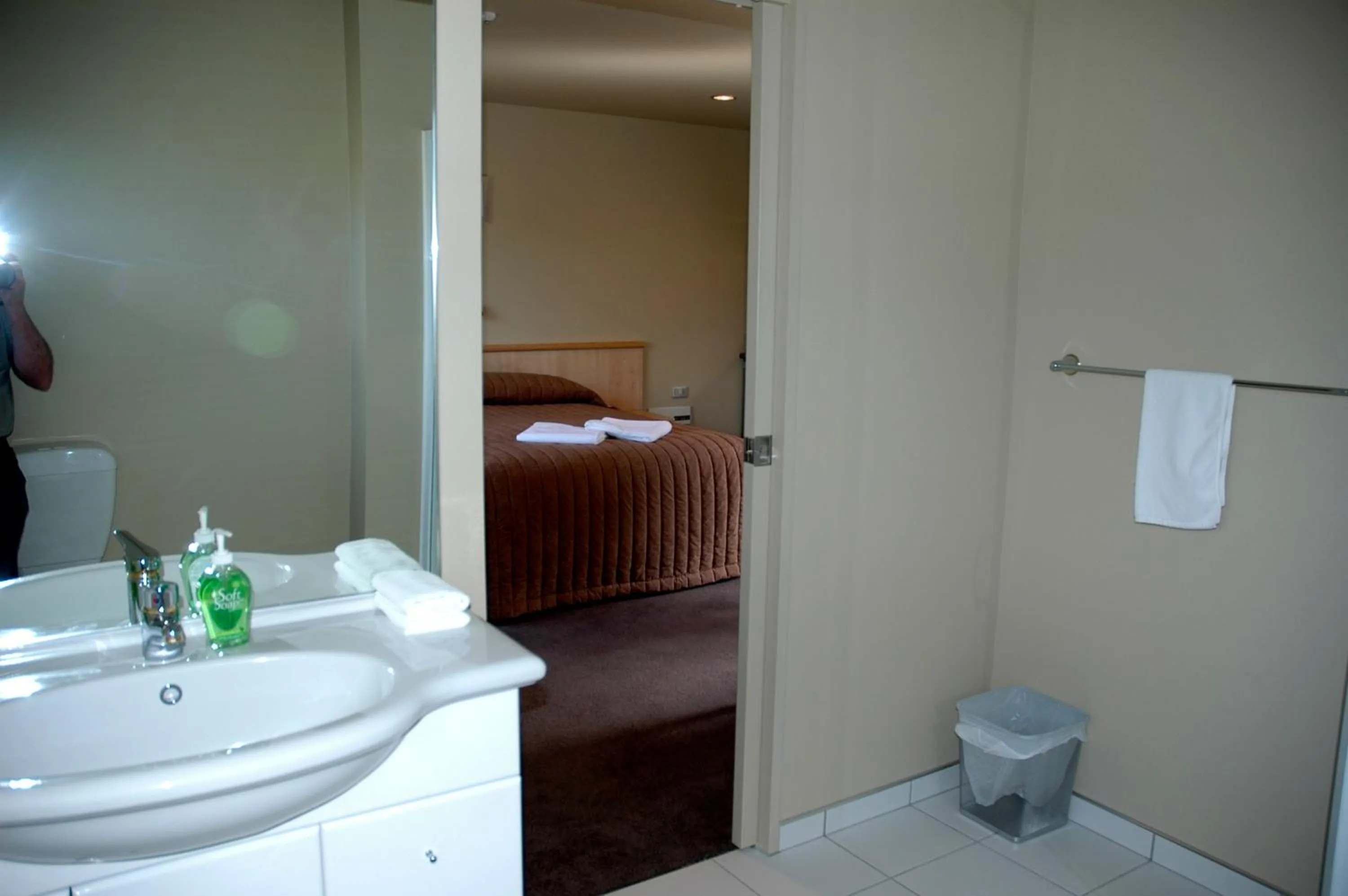 Bathroom, Bed in Kaikoura Gateway Motor Lodge