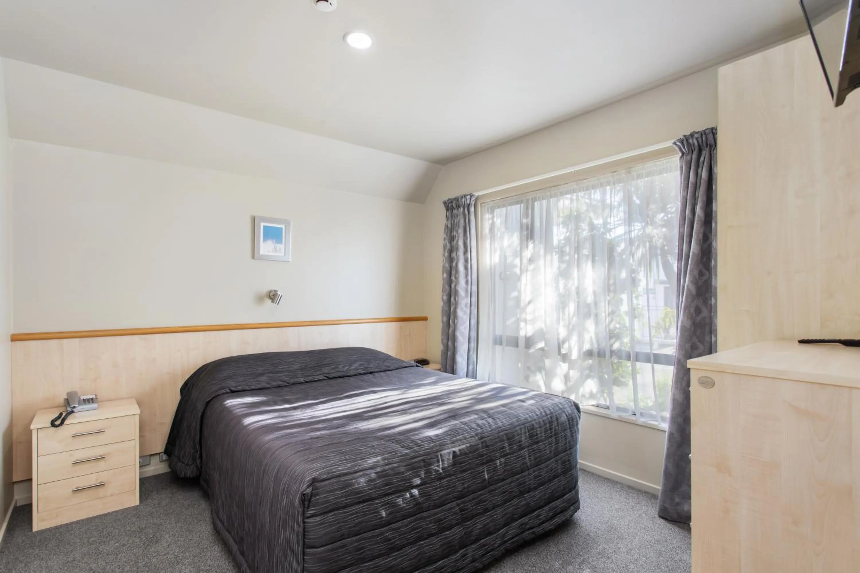 Bed in Kaikoura Gateway Motor Lodge