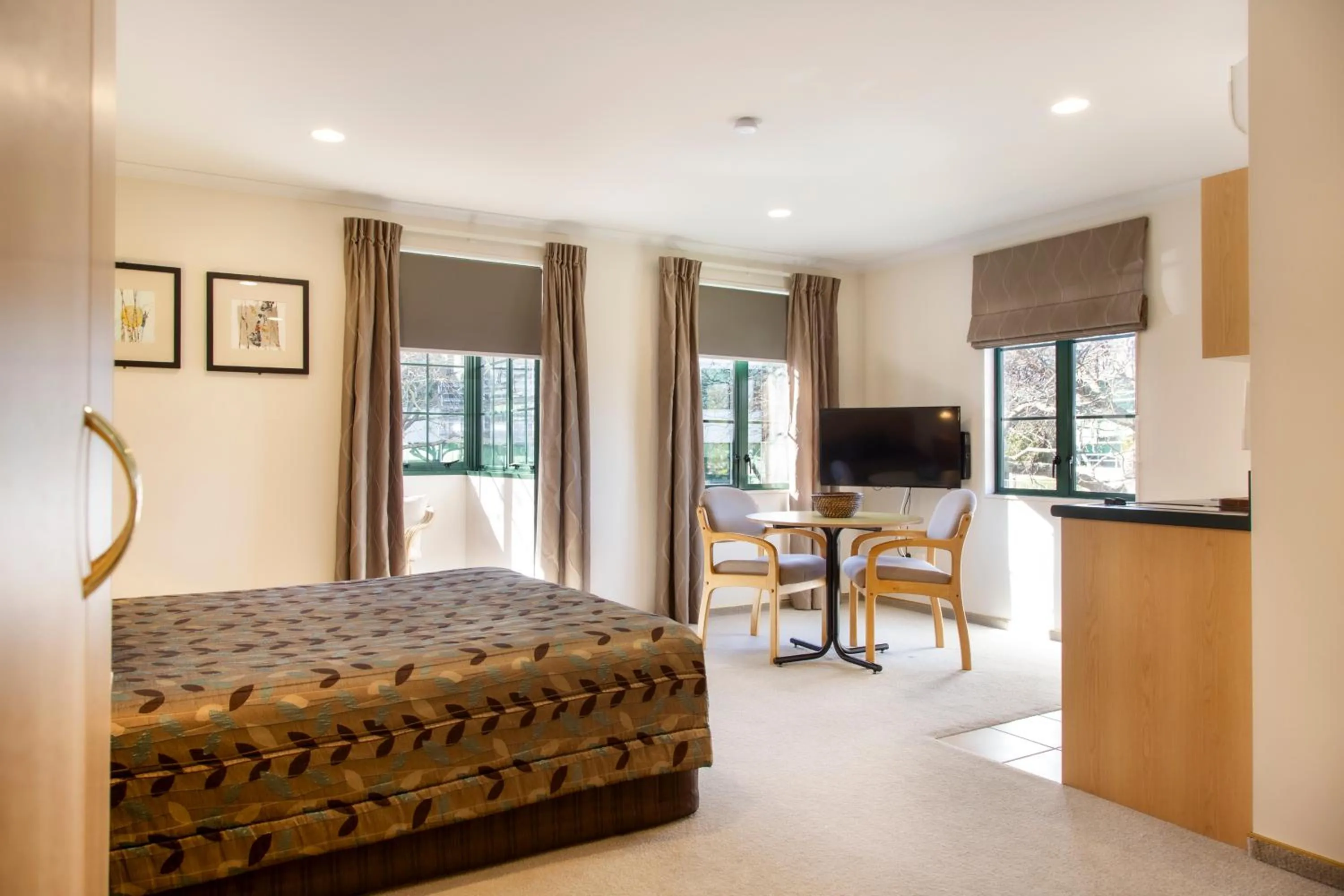 Bed in Greenlane Manor Motel