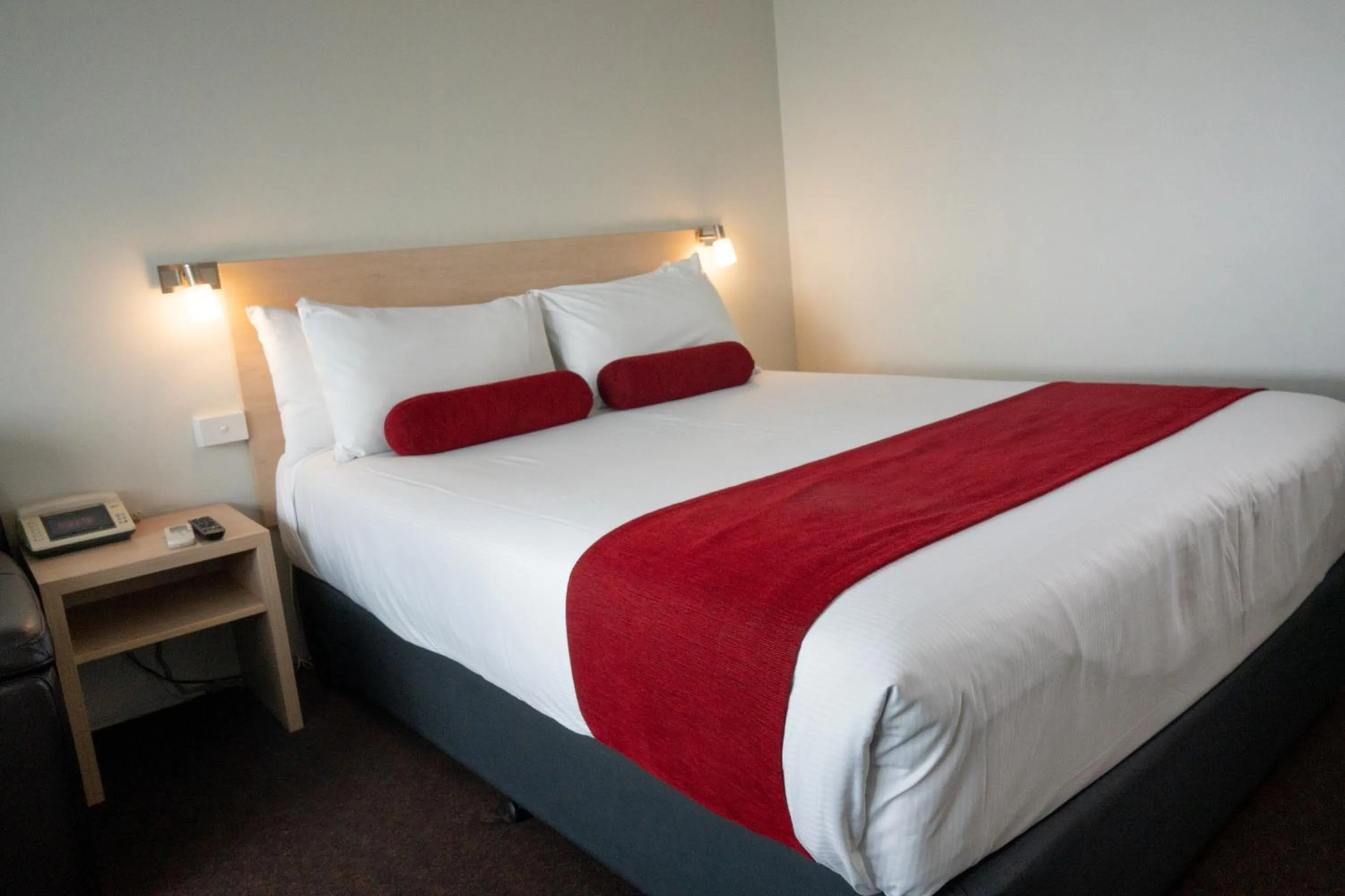 Bedroom, Bed in Admiralty Inn