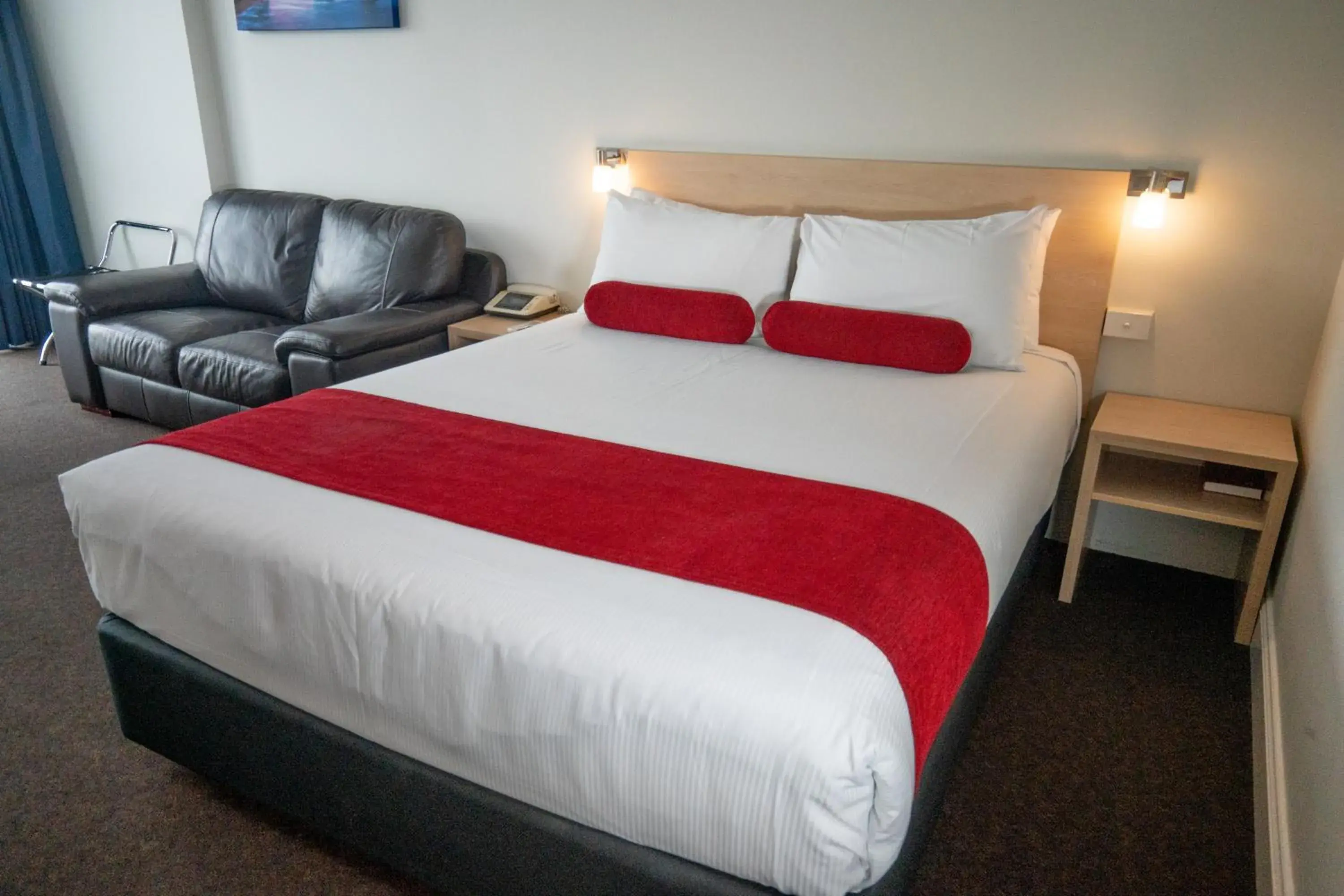 Bedroom, Bed in Admiralty Inn Bedroom, Bed in Admiralty Inn