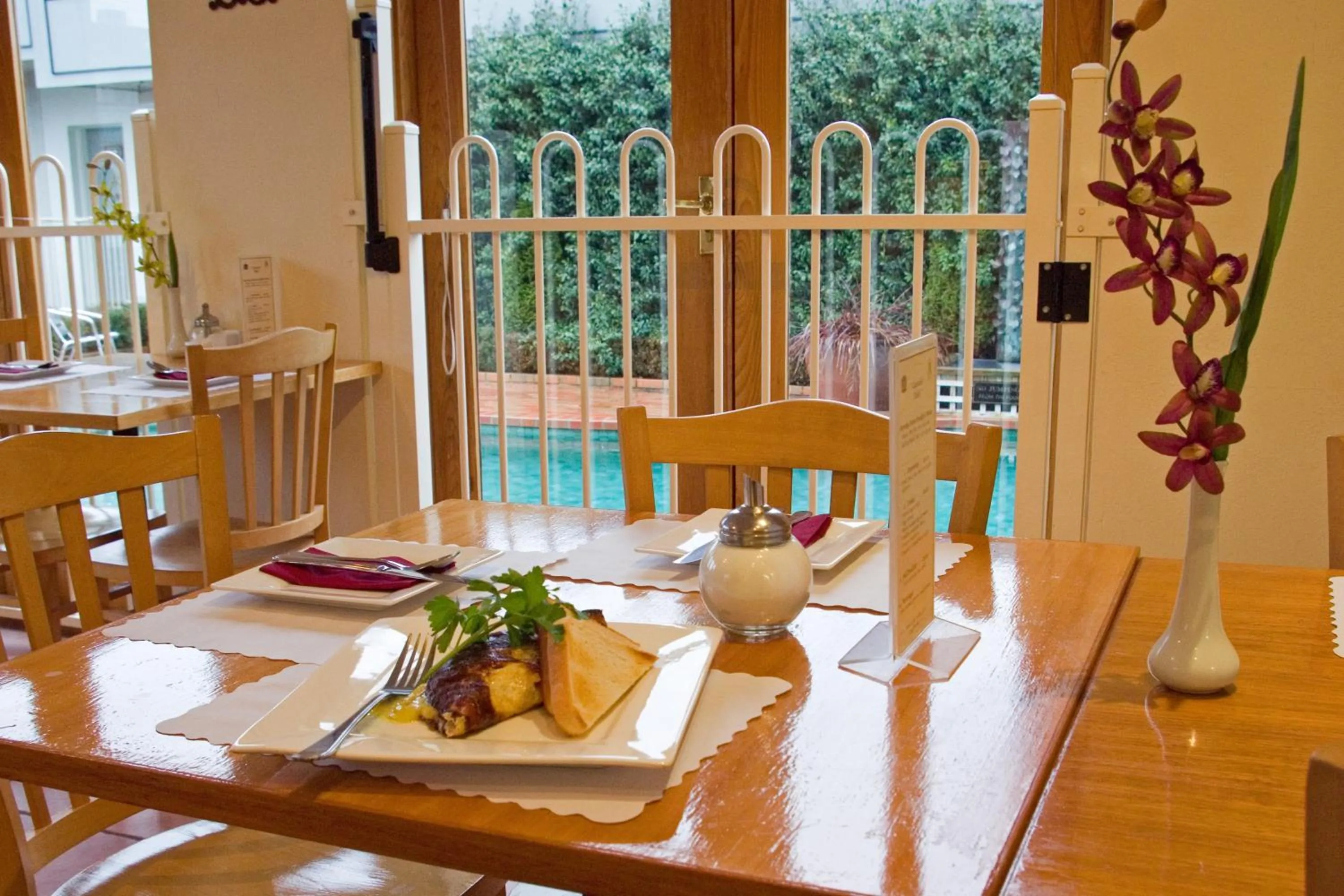 Dining area in Admiralty Inn