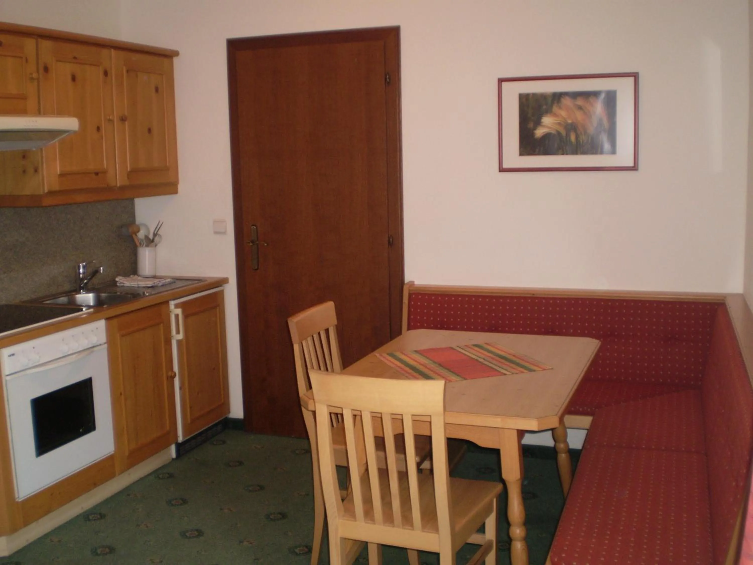 Kitchen or kitchenette in Apart Hotel Garni Strasser