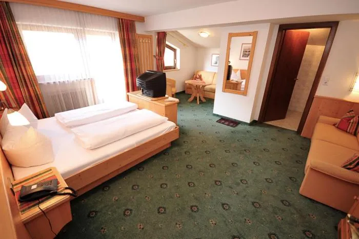 Photo of the whole room, Bed in Apart Hotel Garni Strasser