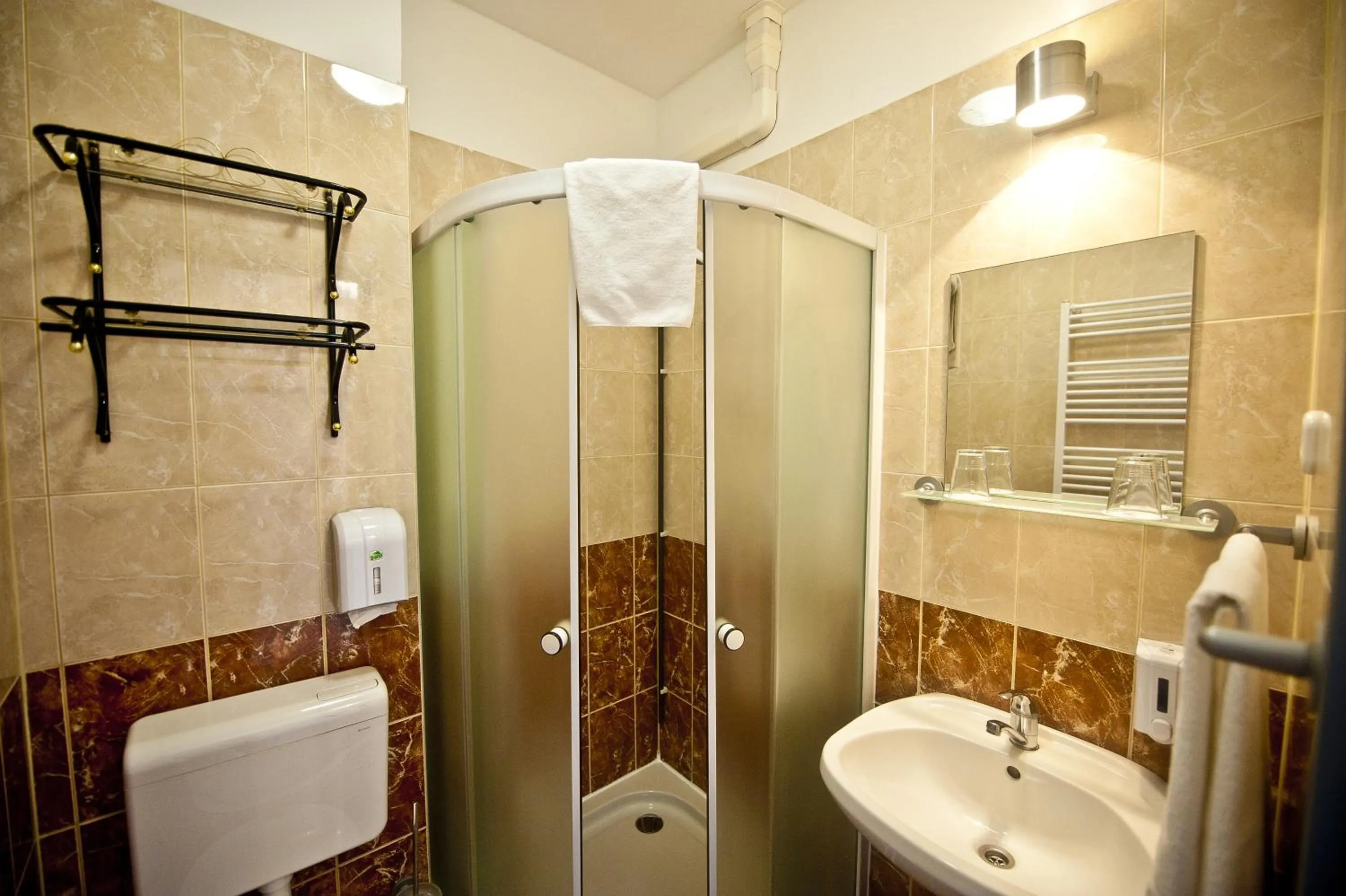 Toilet in Canada Hotel Budapest