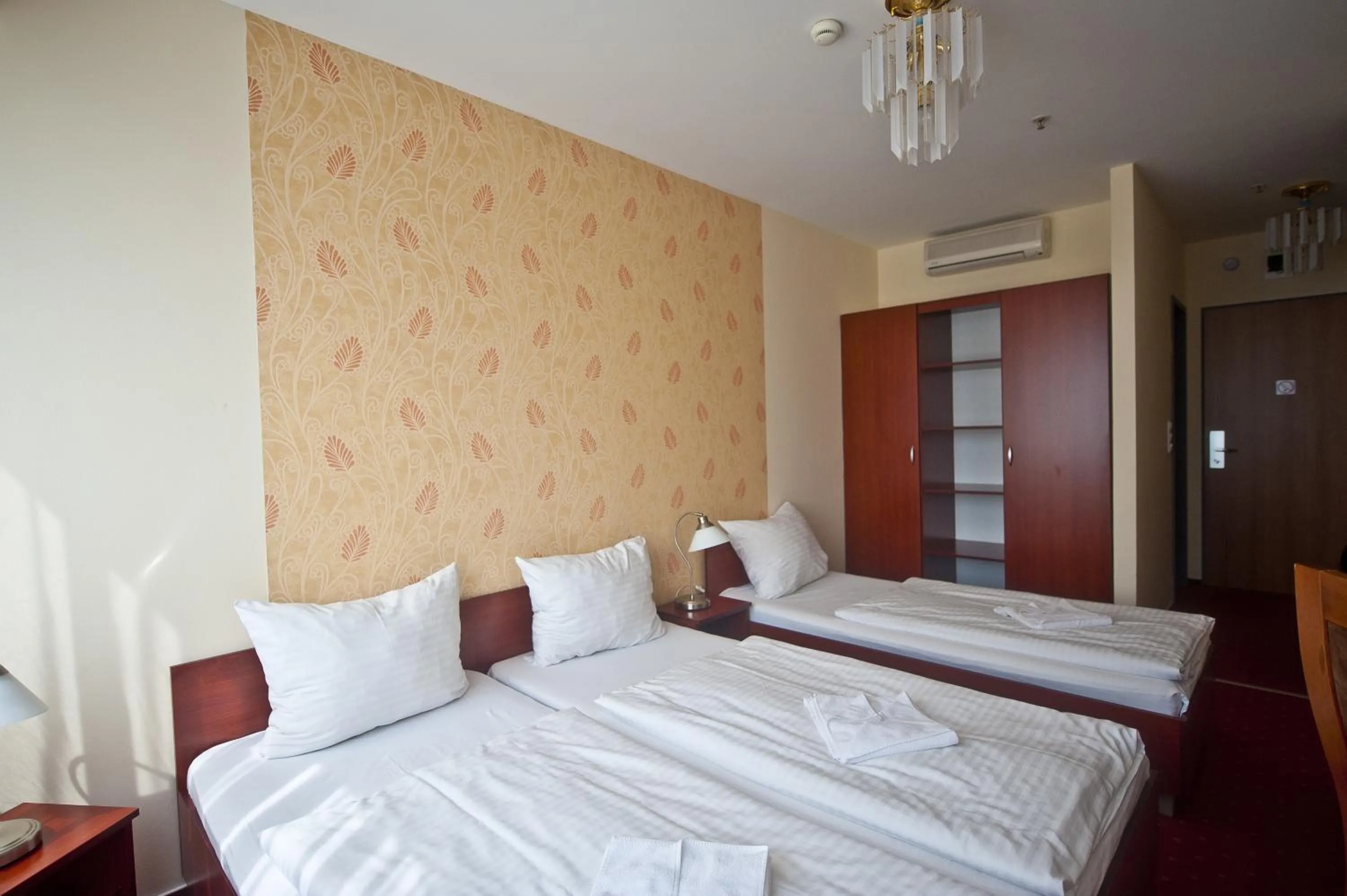 Bed in Canada Hotel Budapest