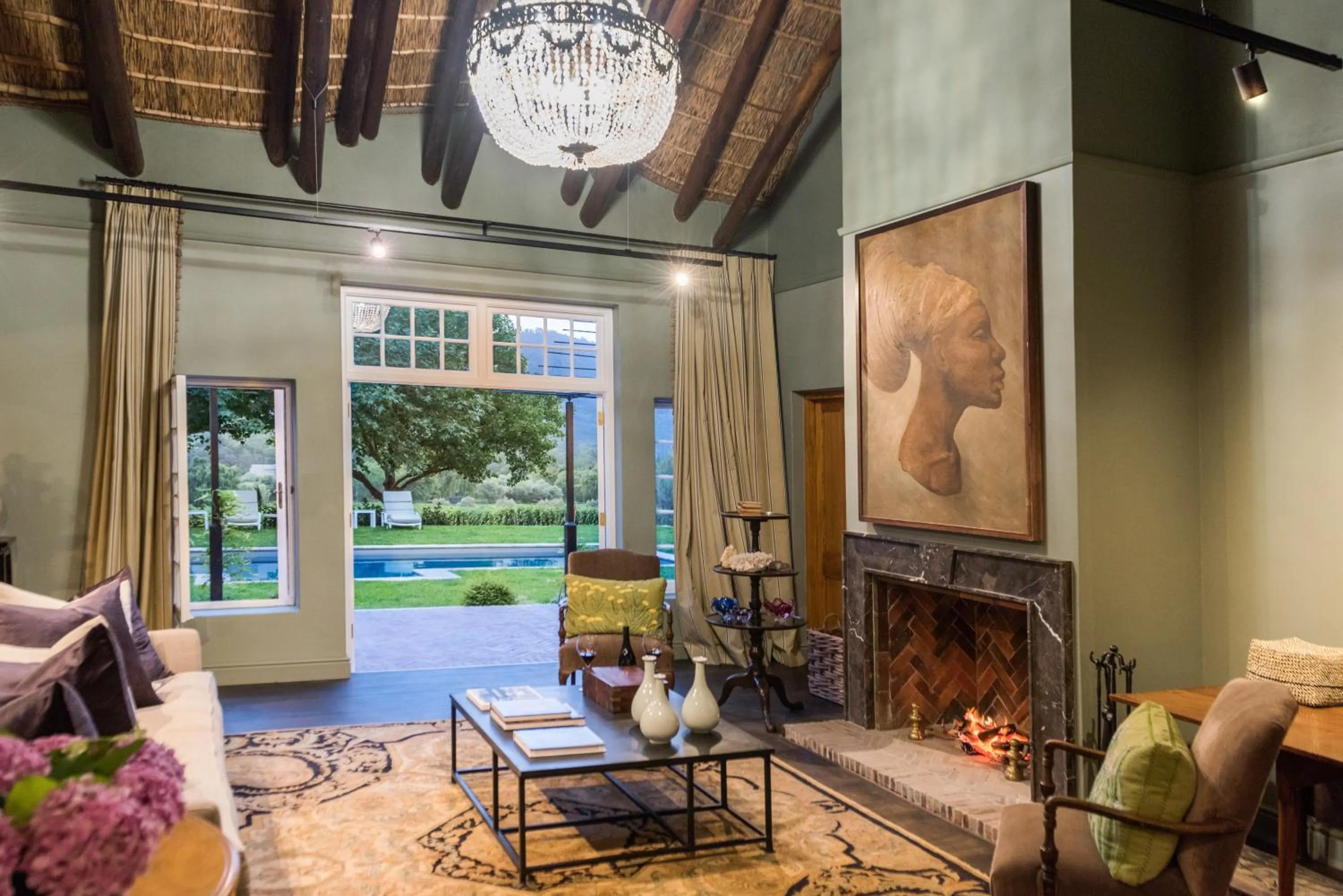 Communal lounge/ TV room in La Clé Lodge