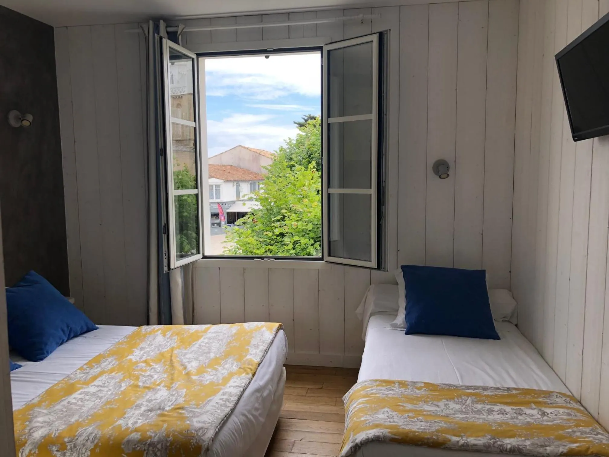 Photo of the whole room, Bed in Hotel Le Clocher