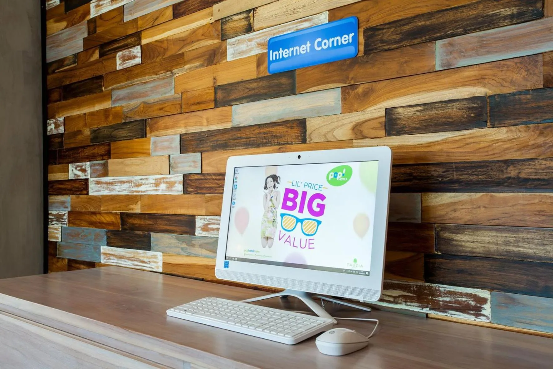 Lobby or reception in POP! Hotel Pemuda Semarang