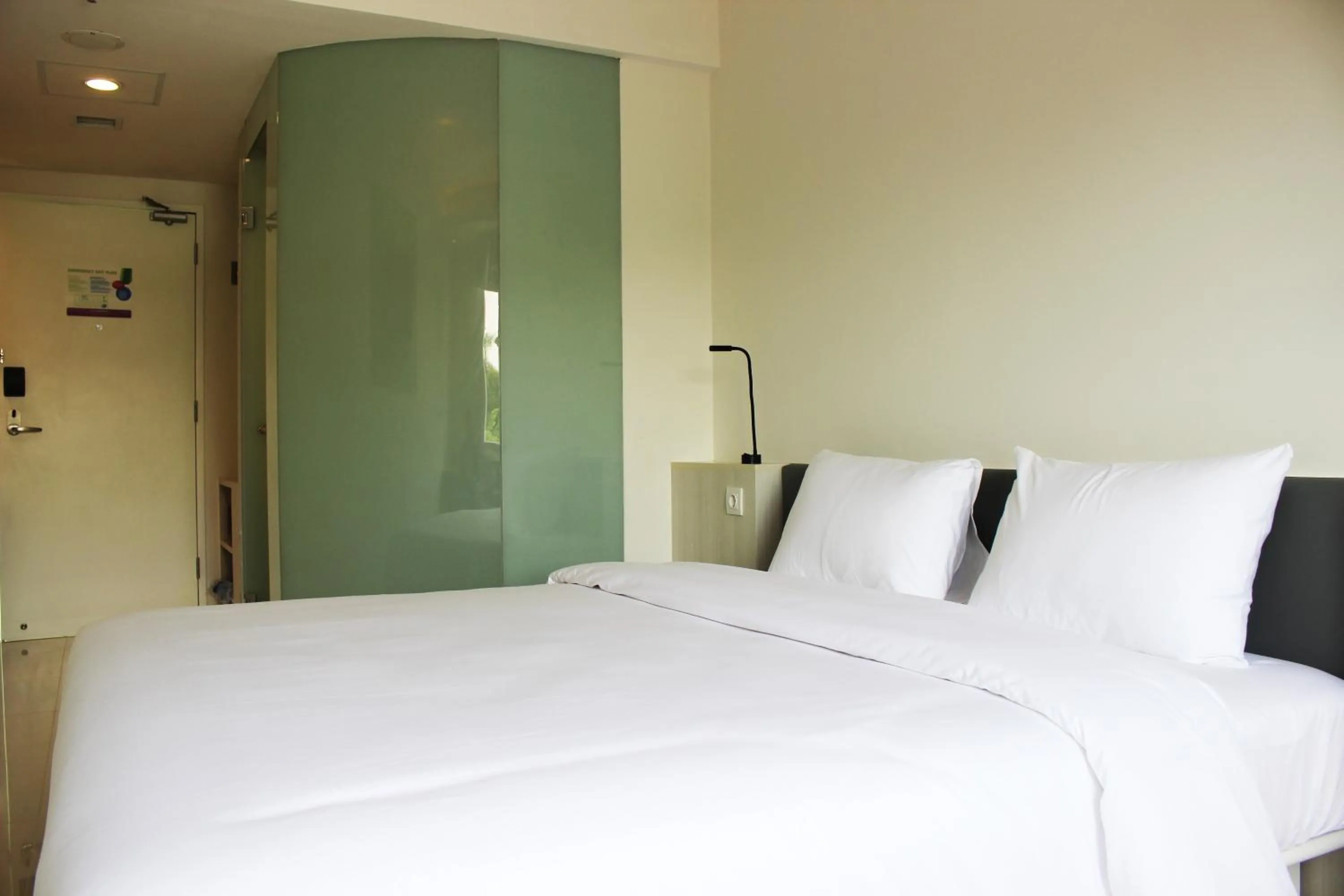 Bed in POP! Hotel Pemuda Semarang