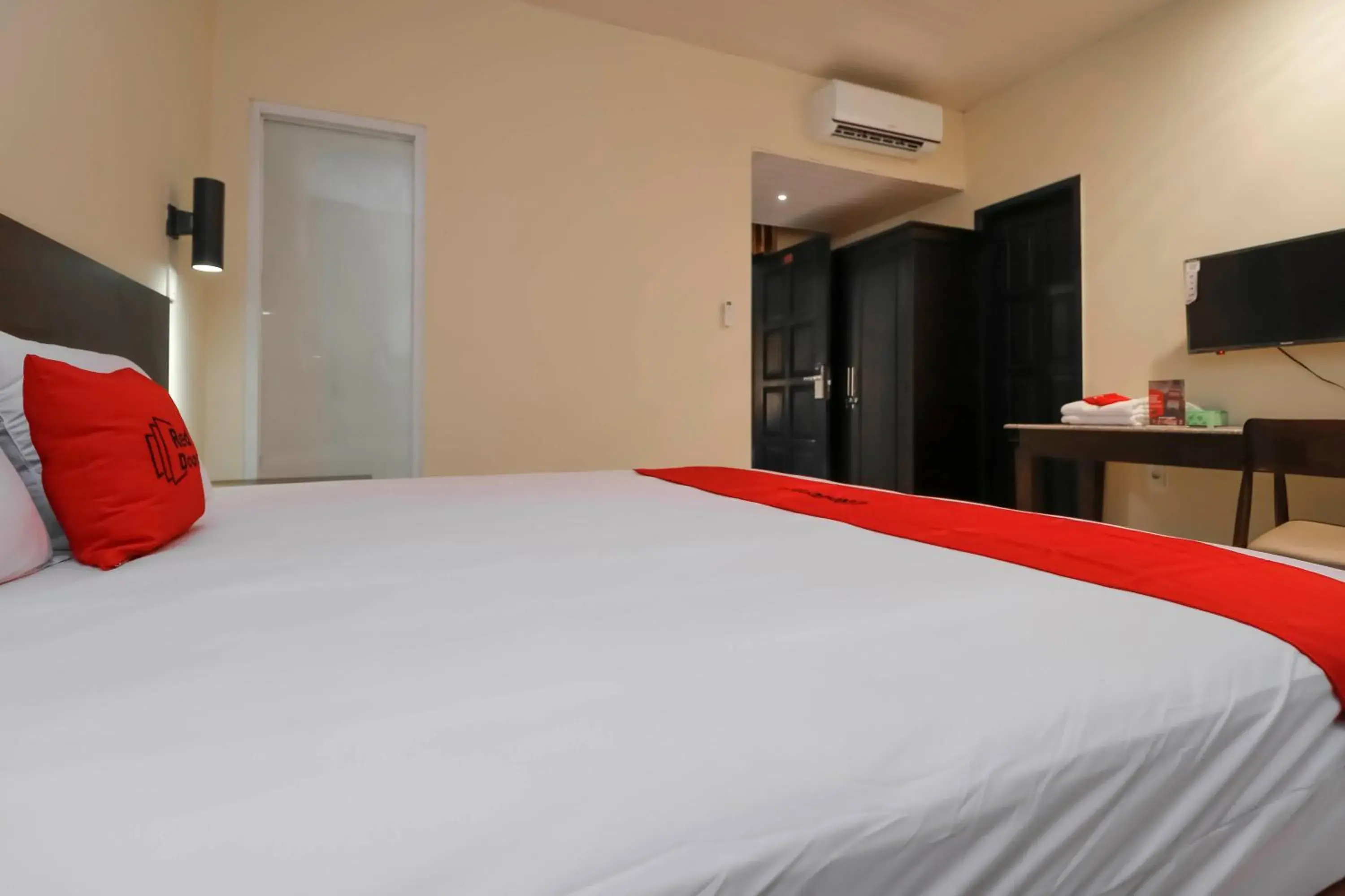 Bedroom, Bed in RedDoorz Plus near Halim Perdanakusuma 2 Bedroom, Bed in RedDoorz Plus near Halim Perdanakusuma 2