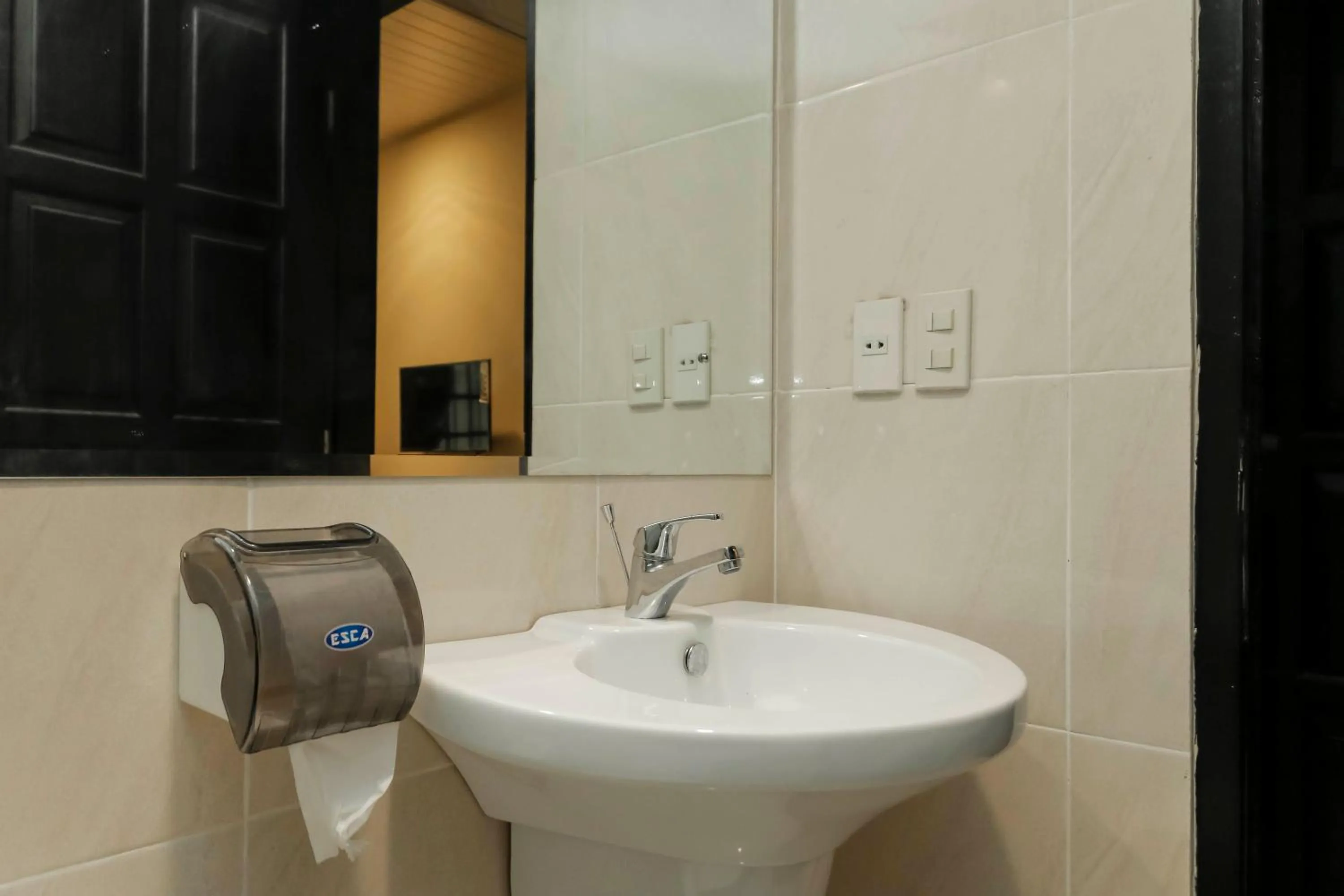 Bathroom in RedDoorz Plus near Halim Perdanakusuma 2