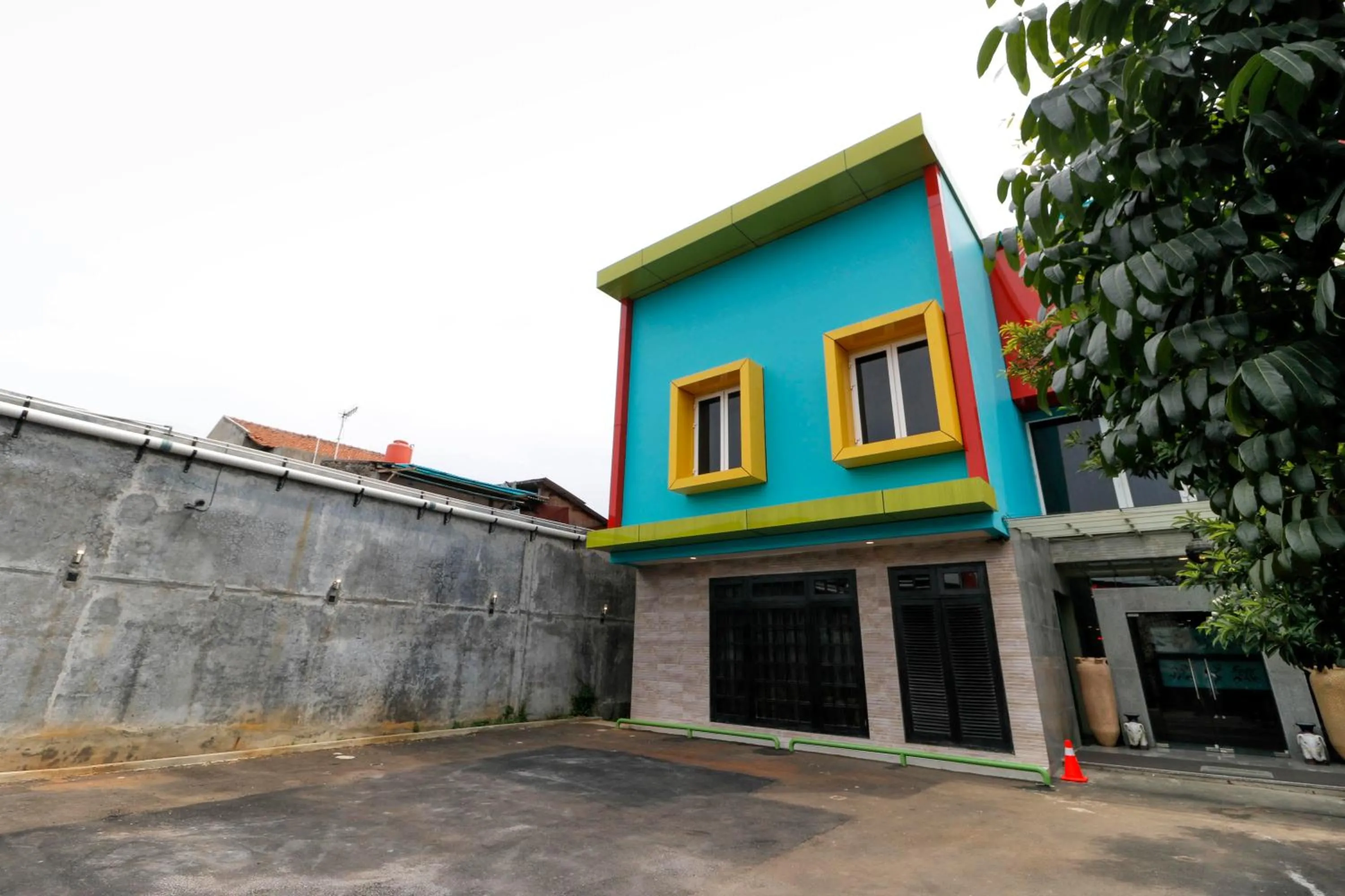 Property building in RedDoorz Plus near Halim Perdanakusuma 2